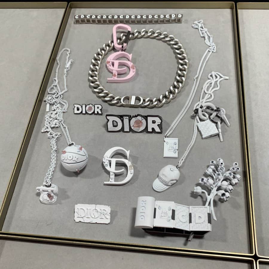 YOONさんのインスタグラム写真 - (YOONInstagram)「FUTURE RELICS | ＠Dior Men SS20 collection jewelries w/ @danielarsham x @mrkimjones. Captured textures of Daniel's sculptures with crystals bits. . #DiorSummer20 #dior #diormen  #pfw #jewelry」6月22日 15時59分 - yoon_ambush