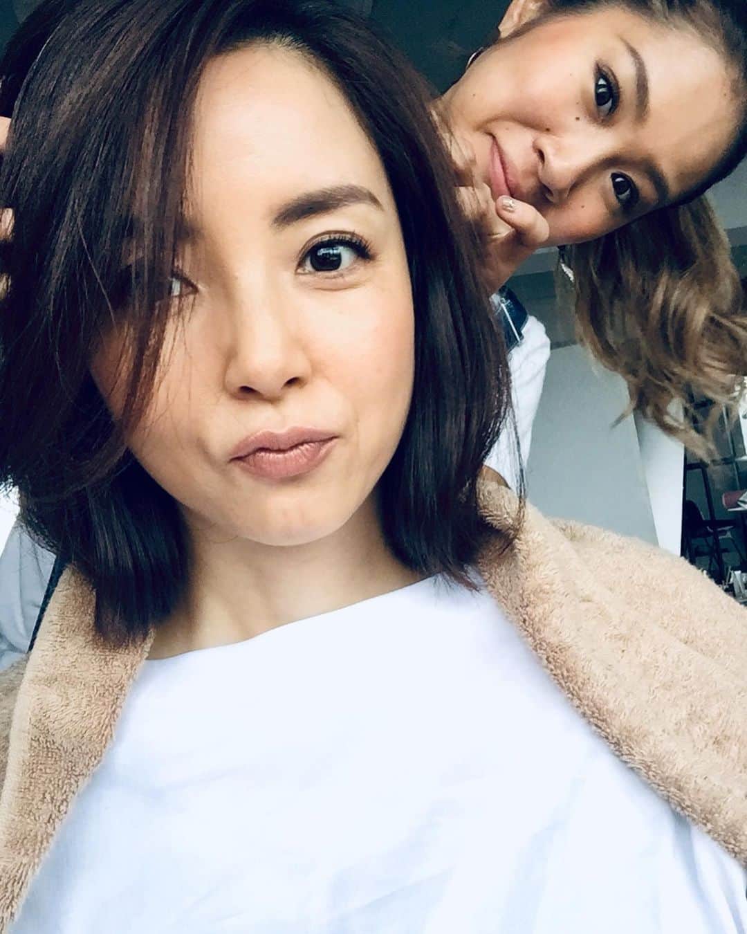 吉村美紀のインスタグラム：「本日は美スト撮影〜^_^ 雨が降ったりやんだり微妙なお天気だったけど、楽しいメンバーでの撮影だったのでサクサク終了〜 @hironoritanaka_ladonna さんとご一緒させていただきました！ Snapchatで遊んだり、楽しい撮影でした^_^ #美スト #Snapchat #shooting」