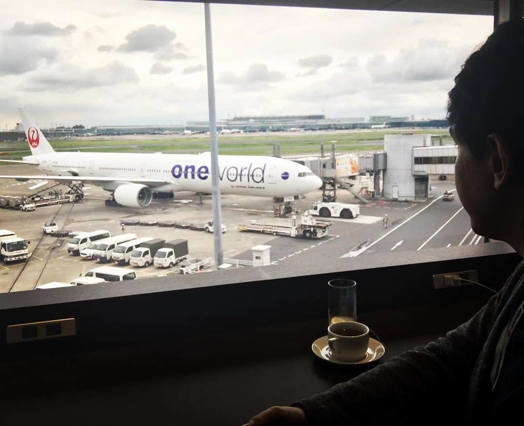 のインスタグラム：「At Tokyo Haneda @japanairlines_jal #JAL #Japanairlines #Oneworldemerald #JGCDiamond #Haneda #B773 #Pianist #MiyujiKaneko #羽田空港 #日本航空 #ラウンジ #ピアニスト #金子三勇士 #旅人」