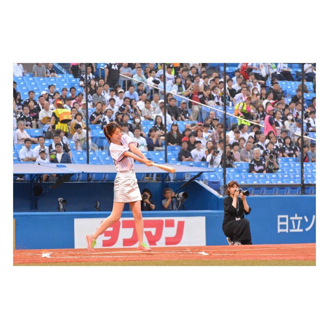 のインスタグラム：「今年の始球式は・・・⚾️ ・ ・ ・ バッターボックスに立たせていただきました😳❕ ・ ・ ・ フルスイング🤣⛱❕✨ ・ ・ ・ ピッチャーはもちろん#マンボウやしろ 本部長😆 今年で6年連続の始球式😭⚾️✨ ・ ・ ・ みなさん応援ありがとうございました😋🙏💞 そして、スカロケデーにご参加のみなさん❕ 毎年そうですが、スタンドで一緒に声援を届けることができて本当に感動です😭🙏💗 ・ ・ ・ #プロ野球 #交流戦 #始球式 #swallows #ヤクルト #タフマンリフレッシュ #スカロケ  #バッター #浜崎美保 #野球 #baseball  #⚾️」