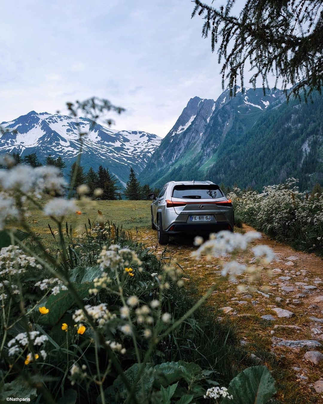 nathparisのインスタグラム：「24h de road trip en compagnie de @lexusfrance, une aventure incroyable dans ce nouveau crossover, le Lexus UX Hybride. Nous sommes passés par tous les temps, pluie, neige et chaleur…  des paysages et des ambiances toutes différentes tout au long de ce voyage au départ de la Suisse jusqu’à Milan. . . Plus de photos de cette incroyable expérience la semaine prochaine.  Bon weekend à tous 😊 . . #FromSunriseToSunset #LexusUX #Lexus #ExperienceAmazing #partenariat」