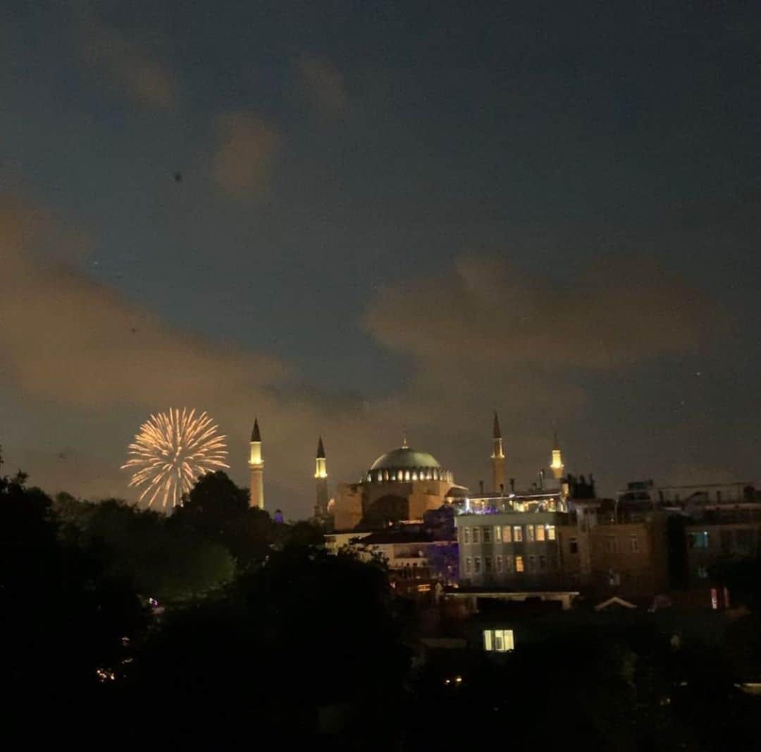 ボニー・モーガンのインスタグラム：「What a send off! All this and fireworks too! Thank you Istanbul, it was a fine grand adventure! #adventuresofbendybonnie #adventuresofbonanddad #istanbul #notconstantinople #shenanigans #aroundtheworld #homewardbound #fireworks #awholenewworld #wegotontheroof #bendybonnie」