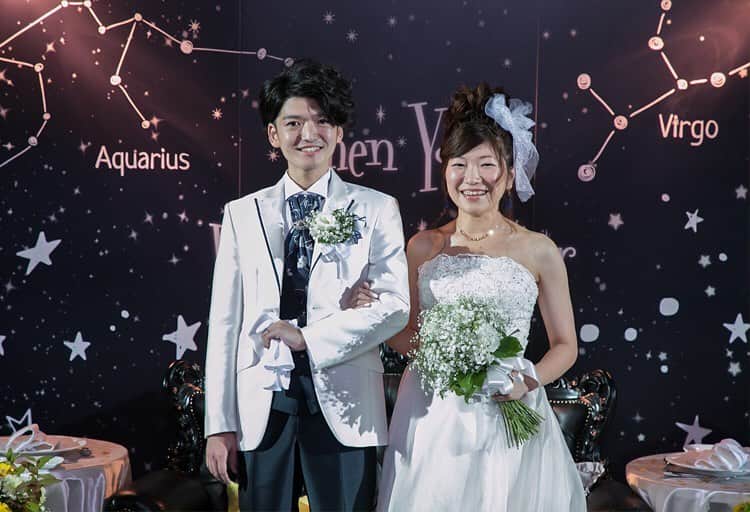ヴィラデマリアージュさいたまのインスタグラム：「—Party Report— . 星空の下のWedding Kenji & Manami's mariage . おふたりの出会いは職場。 靴屋さん。 . そして好きなモチーフの星 “星空の下のクラブ” がコンセプトの会場で 好きなものに囲まれて行いました。 . ゲストの皆様に成長させてもらい 皆様のおかげで結婚式を迎えられた。 大切な皆様に結婚の報告をしたい！ . そんな想いで結婚式を考えてこられました。 . 星空をイメージした天井のつくりの会場に 星空(ネイビー)×星(ゴールド)のカラーで彩りました。 . 会場はまるでプラネタリウムに 招待したよう。 . 世界に一つだけの結婚式・・ 外の世界とは異空間・・・ おふたりだからこそ表現できたもの。 . 『こんなパーティは見たことない！』 とゲストからのお声も大好評でした。 Bon Mariages! . #villasdesmariages#ヴィラデマリアージュ#ヴィラデマリアージュさいたま#結婚式レポート#結婚式場#ウェディング#wedding#ブライダル #式場見学#大宮結婚式場#結婚式場探し#式場探し #南フランス #プロヴァンス #ウェディングネーム#weddingname#コンセプトウェディング#プレ花嫁#プレ花嫁準備#プレ花嫁さんと繋がりたい#卒花嫁#卒花嫁レポ#卒花嫁さんとも繋がりたい #他にはないウェディング#ウェディングフォト#weddingphotography#weddingphoto」