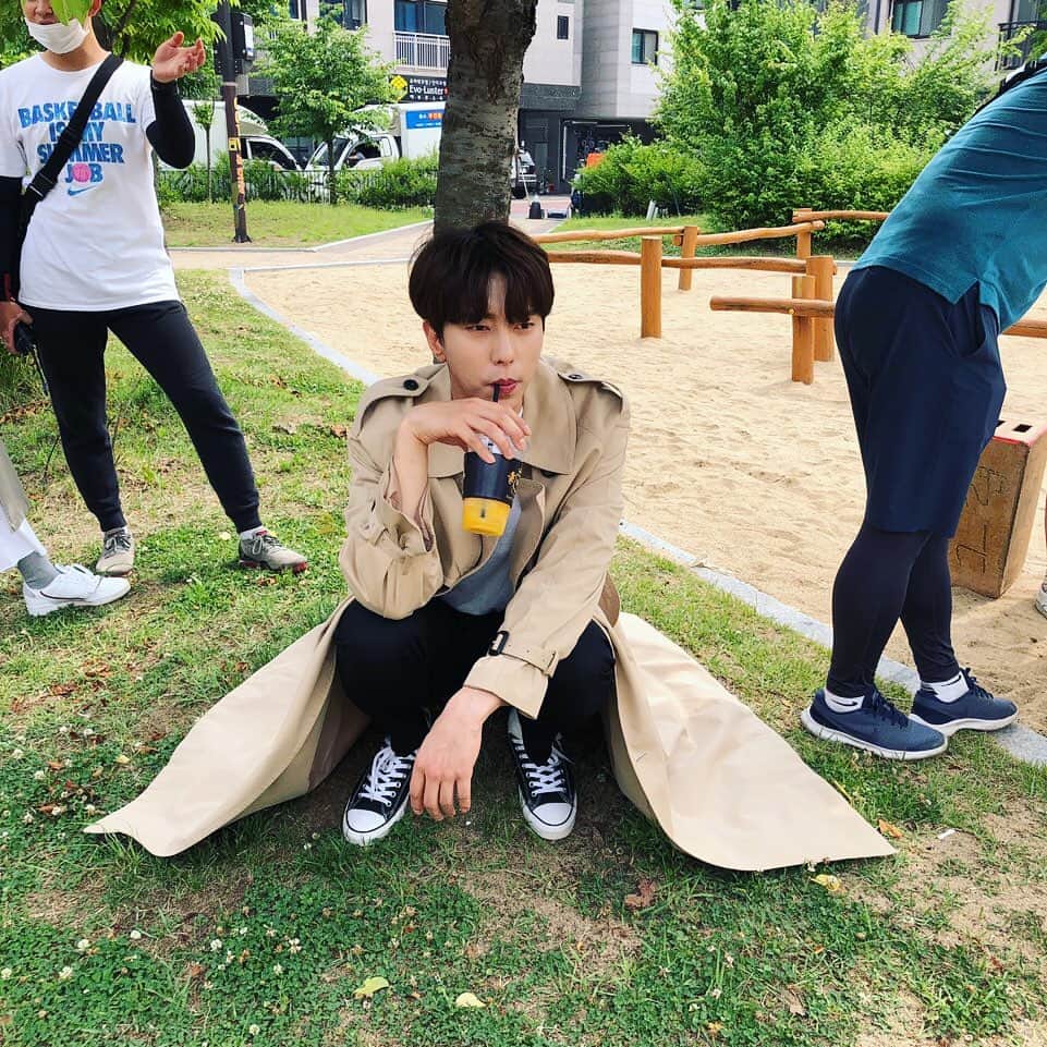 ユン・ヒョンミンのインスタグラム：「덥네...☀️☀️☀️」