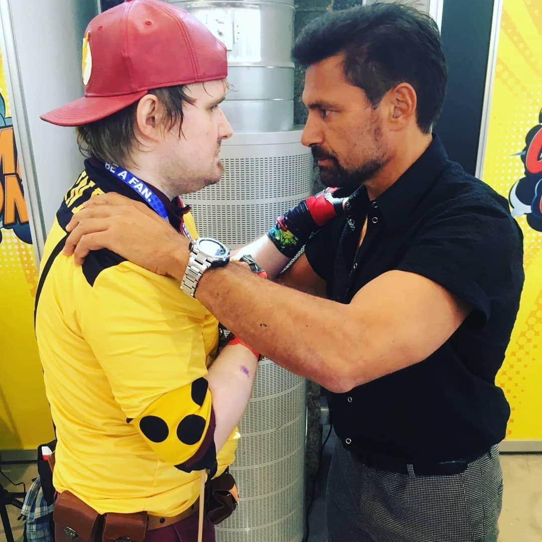 マヌー・ベネットさんのインスタグラム写真 - (マヌー・ベネットInstagram)「Johannes Siglreithmairr became blind last year but he wanted to come to the Comic Con in Munich, Germany to meet me, the actor who played Crixus, because before he was blind he enjoyed Spartacus. We talked about the senses he had left to work with in his life & that prompted me to teach him the Maori custom of the hongi. @germancomiccon #maori #hongi」6月22日 16時27分 - manubennett