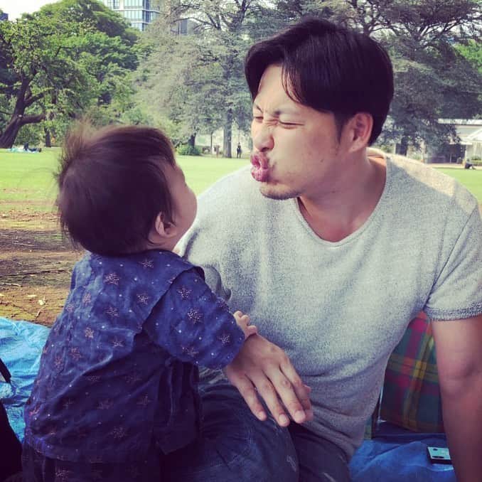 加藤千恵のインスタグラム：「お父ちゃん、聞いてほしいことがあるんだ。家族！（※実の家族ではなく、かつてのラジオコーナーです）  ピクニック超楽しかった。ロイズのチョコはどろどろに溶けたけど。」