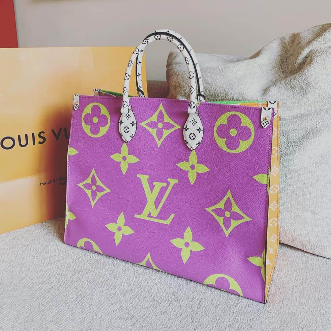 selfieneのインスタグラム：「#奇跡 ✨ #louisvuitton #限定品 の #オンザゴー  予約を譲っていただき 手に入れる事ができました❣️ やはり本場は安いw 価格は日本の2/3です  #ありがとうございました 😊  #フランス 🇫🇷 #パリ  #ヨーロッパ周遊  #海外旅行  #投資女子  #旅行好きな人と繋がりたい」