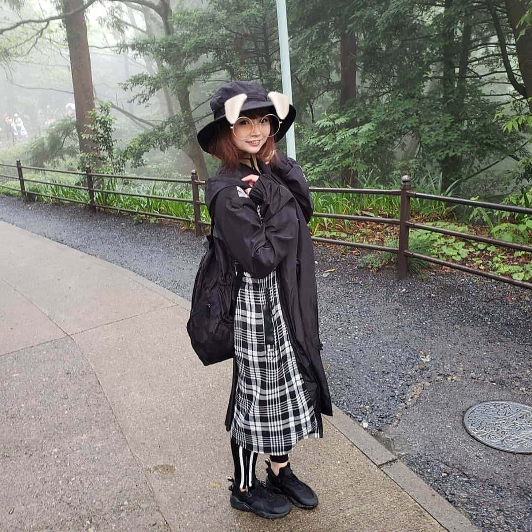 坂本詩緒里さんのインスタグラム写真 - (坂本詩緒里Instagram)「ボウリングの日にチームしぃで高尾山登ってきました✨ みんなの支えがあってプロ5年目を迎えることが出来ました！ 本当にありがとうございます！ 成績を残して応援してくれる皆様に恩返しできるようにこれからも頑張ります！  #チームしぃ #ファン #ファンクラブ #高尾山 #山登り #山ガール #生憎の雨 #いつも応援ありがとうございます #これからも応援よろしくお願いします #頑張ります #ボウリングの日」6月22日 16時35分 - jpba529
