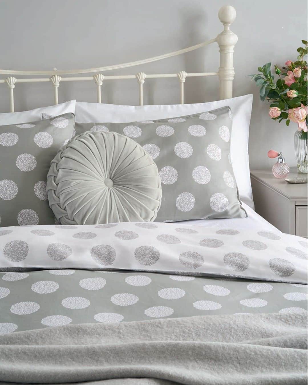 ローラアシュレイのインスタグラム：「Sweet dreams are made of this 👆💤」