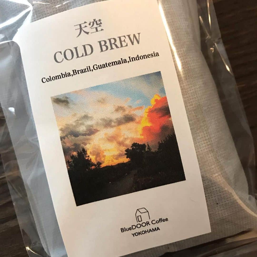 sioneのインスタグラム：「トリミングの待ち時間の間に寺家町までふらり。 ノンカフェインのアイスラテと普通のホットのドリップをお願いしたんだけどノンカフェインがホットのドリップ、普通のはアイスコーヒーで出されたよ。ちゃんとオーダーしたつもりだったのにこれは。。。 これノンカフェインと普通のと間違われちゃったら妊婦さんとか困るよね。。。 #bluedoorcoffee」