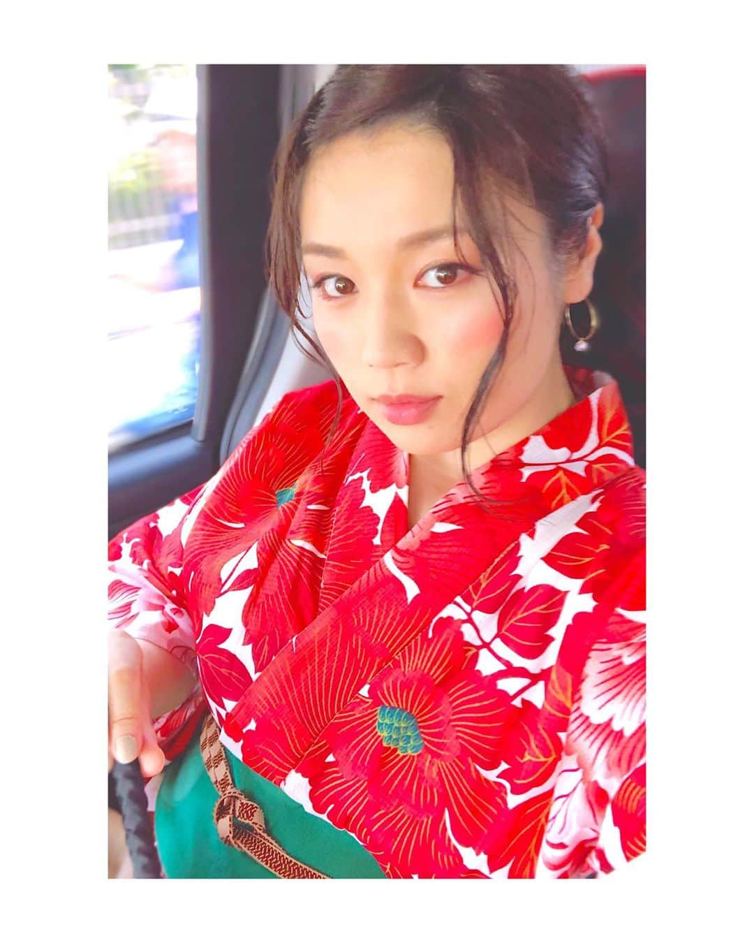 小川みこさんのインスタグラム写真 - (小川みこInstagram)「. . 今年も浴衣着て どこかに出かけたいな〜♡ . 写真は去年のもの‼︎ 知り合いの方のパーティで ドレスコードが 浴衣で笑笑 . 浴衣を持ってなかった私は 慌てて浴衣と小物諸々を 買いに走った記憶😂 (ネットショッピング)笑笑 . 便利な世の中に感謝♡ そして着付けも youtube見ながら 一人で笑笑 . 浴衣:#京都きもの町  帯:京都きもの町 . #浴衣 #ぽっちゃりコーデ  #ぽっちゃり女子  #ぽっちゃりファッション #plussizemodel  #plussizefashion  #肉肉女 #棉花糖女孩 #胖胖 #red#和服#kimonomachi #kimono #ゆかた #浴衣女子#着付け #一人で着付け」6月22日 16時42分 - miiiiiiiico25