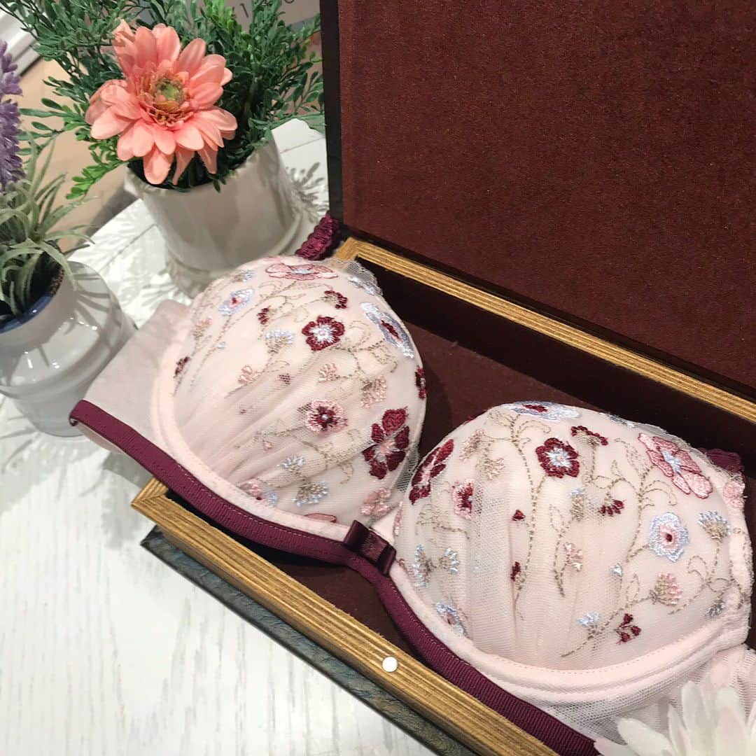 AMPHIさんのインスタグラム写真 - (AMPHIInstagram)「. new item . 可憐に咲く草花が、 女性のフェミニンな魅力を引き出す💐 . --------------- Bra  B-F/65-75 ¥1,980＋tax〜 . Shorts M〜L ¥1,000＋tax〜 --------------- . #amphi #lingerie #アンフィ #ランジェリー #プチプライス」6月22日 16時43分 - amphi_official