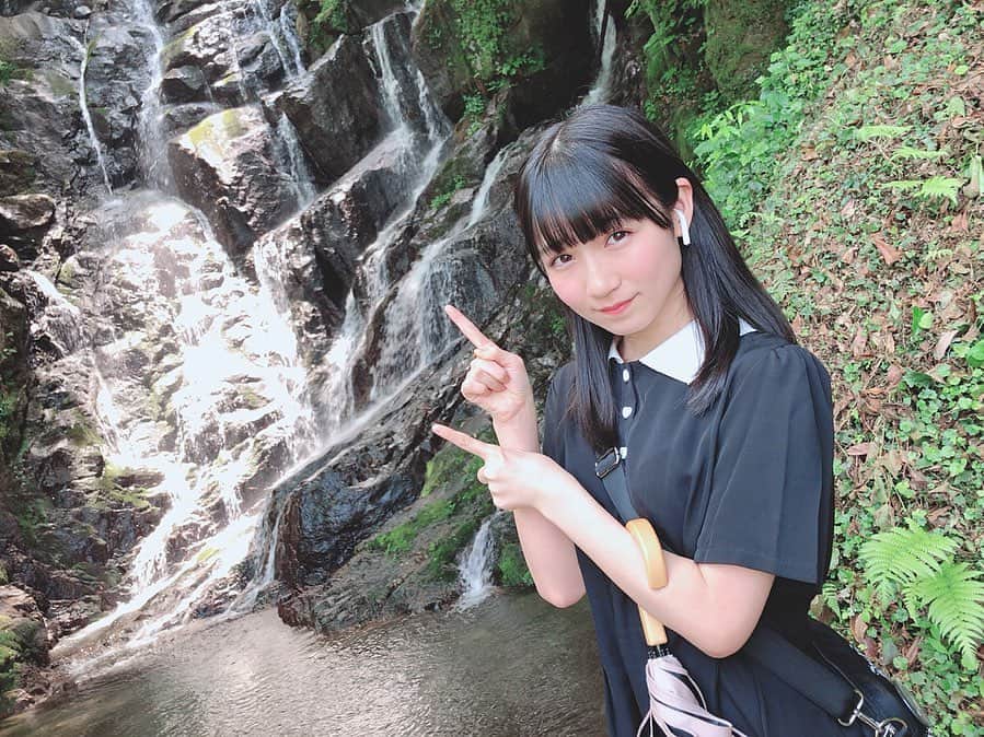 今村麻莉愛のインスタグラム：「白糸の滝に行って、 紫陽花を見てきました♪ ・ とっても綺麗だったよ(*ˊ꒳ˋ*) ・ ・ #紫陽花 #白糸の滝  #hkt48 #今村麻莉愛」