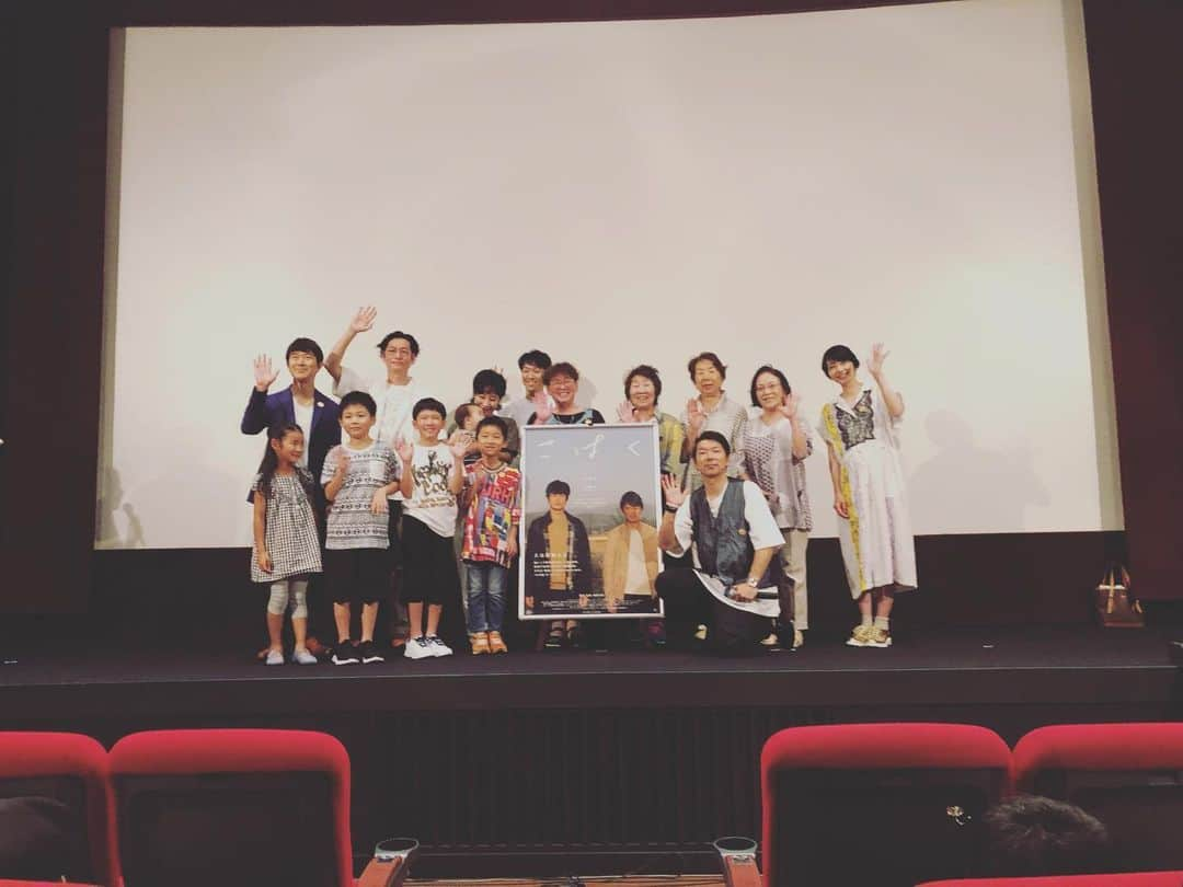 井浦新さんのインスタグラム写真 - (井浦新Instagram)「長崎の映画・こはく その中でもメインのロケ地となった佐世保に 仕上がった映画を持って帰ってきました 赤ちゃんからご年配まで 満席のお客さまに見守られて 映画こはくは無事に旅立ちました ありがとうございました  26日は東京先行上映 7月6日からいよいよ全国順次公開が始まります "アキラがやばい" "家族と語らいたくなる" "号泣必至" "エンクミ公私混同" "新がすごい(誰も言わないから自分で言うしかない)" などなど長崎でたくさん感想を頂きました これから全国でどのように映画が育ってゆくか たいへんたのしみです どうぞ宜しくお願いします #映画こはく #横尾組 #長崎先行上映 #舞台挨拶 #佐世保 #こはくストリート #オンリーチャップリン」6月22日 16時44分 - el_arata_nest