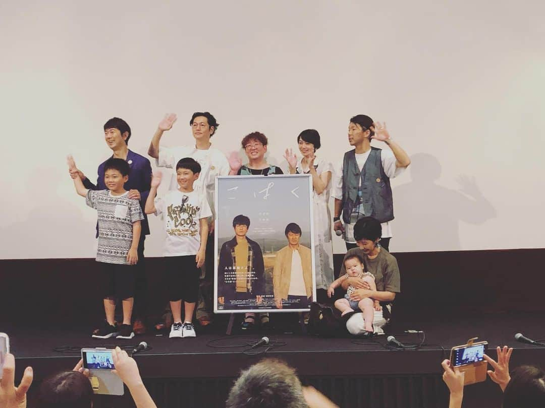 井浦新さんのインスタグラム写真 - (井浦新Instagram)「長崎の映画・こはく その中でもメインのロケ地となった佐世保に 仕上がった映画を持って帰ってきました 赤ちゃんからご年配まで 満席のお客さまに見守られて 映画こはくは無事に旅立ちました ありがとうございました  26日は東京先行上映 7月6日からいよいよ全国順次公開が始まります "アキラがやばい" "家族と語らいたくなる" "号泣必至" "エンクミ公私混同" "新がすごい(誰も言わないから自分で言うしかない)" などなど長崎でたくさん感想を頂きました これから全国でどのように映画が育ってゆくか たいへんたのしみです どうぞ宜しくお願いします #映画こはく #横尾組 #長崎先行上映 #舞台挨拶 #佐世保 #こはくストリート #オンリーチャップリン」6月22日 16時44分 - el_arata_nest