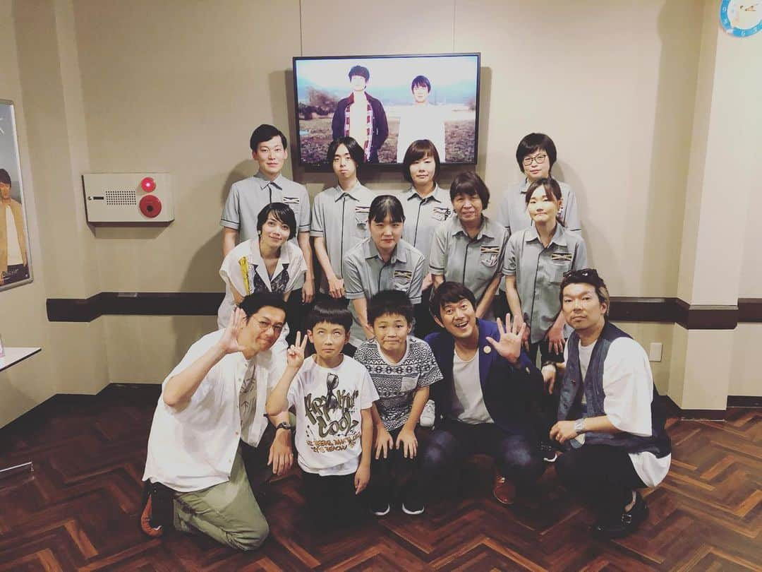 井浦新さんのインスタグラム写真 - (井浦新Instagram)「長崎の映画・こはく その中でもメインのロケ地となった佐世保に 仕上がった映画を持って帰ってきました 赤ちゃんからご年配まで 満席のお客さまに見守られて 映画こはくは無事に旅立ちました ありがとうございました  26日は東京先行上映 7月6日からいよいよ全国順次公開が始まります "アキラがやばい" "家族と語らいたくなる" "号泣必至" "エンクミ公私混同" "新がすごい(誰も言わないから自分で言うしかない)" などなど長崎でたくさん感想を頂きました これから全国でどのように映画が育ってゆくか たいへんたのしみです どうぞ宜しくお願いします #映画こはく #横尾組 #長崎先行上映 #舞台挨拶 #佐世保 #こはくストリート #オンリーチャップリン」6月22日 16時44分 - el_arata_nest