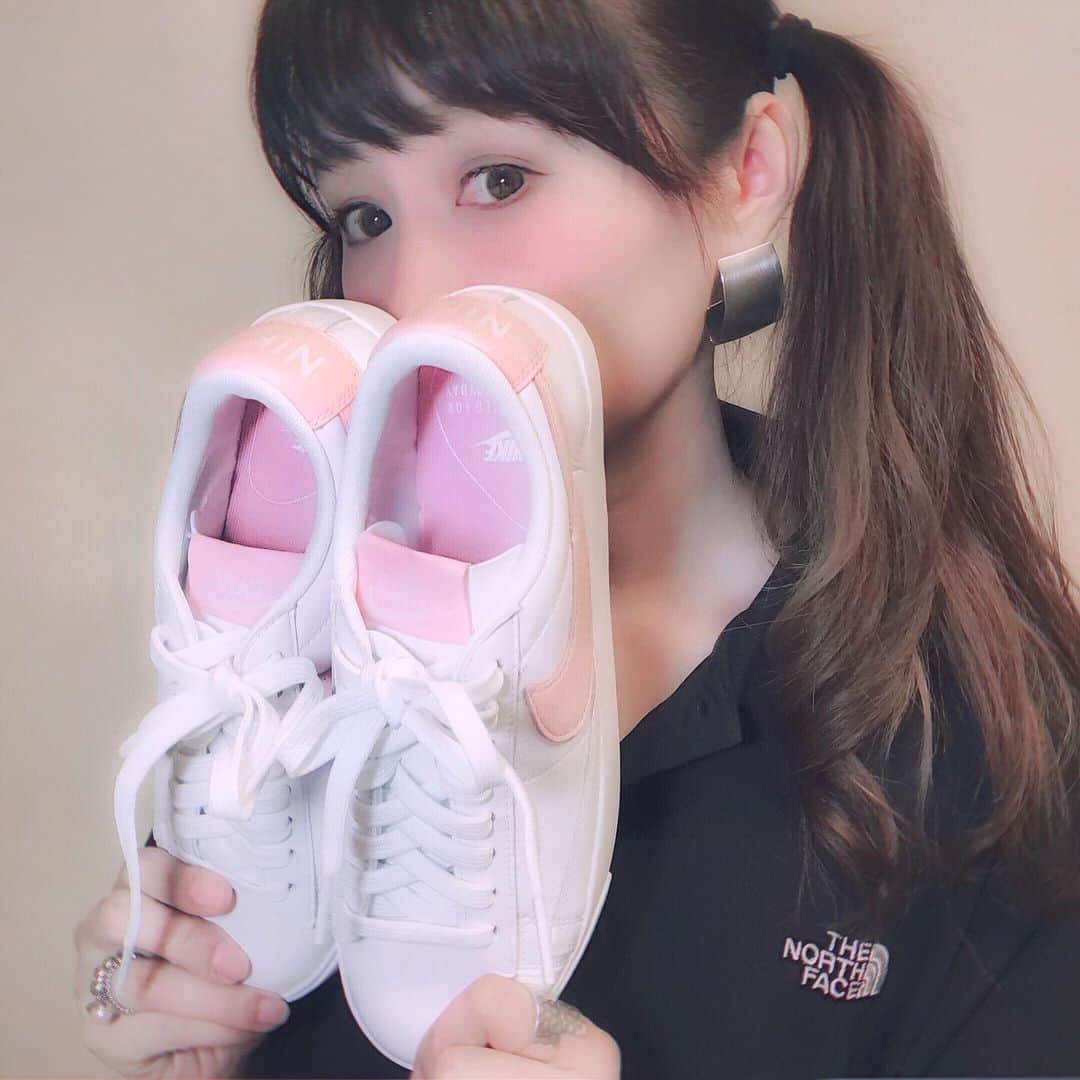 atmmyさんのインスタグラム写真 - (atmmyInstagram)「今日大雨やん😂☔️ #80s #スニーカー女子  #キモ撮り #KIMODORI #sneakers ﻿ #nike #ナイキスニーカー #ピンク #ツインテール #thenorthface #ノースフェイス﻿ #スニーカータイムズ #スニ女 #ポロシャツ #ootd #ストリート系女子 ﻿ #足元倶楽部 #ジャパスニ」6月22日 16時47分 - atmmy