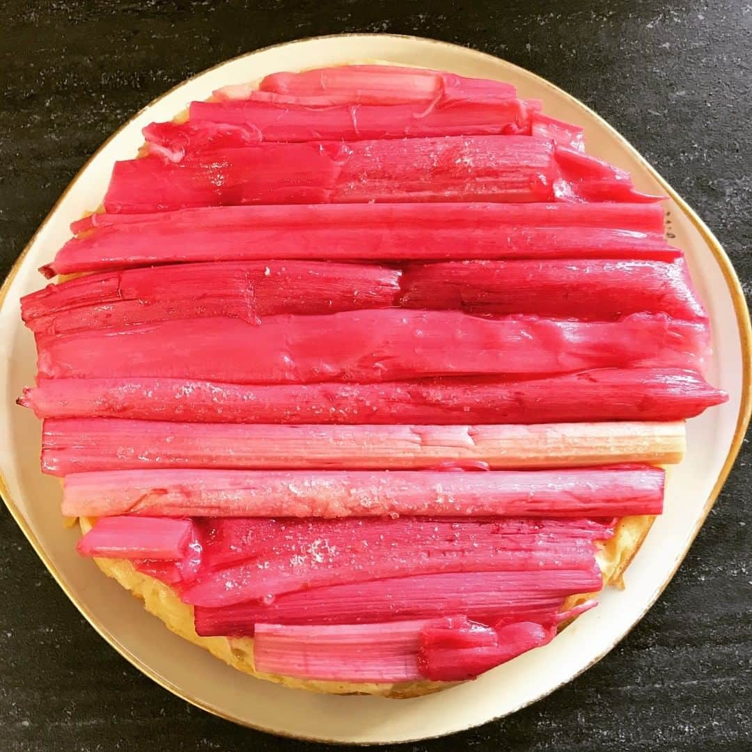 レイチェル・クーさんのインスタグラム写真 - (レイチェル・クーInstagram)「There's nothing like ruby red rhubarb to make a cake pop 💗 This roast rhubarb and custard magic cake from #TheLittleSwedishKitchen makes a perfectly striking centrepiece when you want to show off to friends 😉 Gorgeous pic by @scrumptious_sacketts 💕」6月22日 16時50分 - rachelkhooks