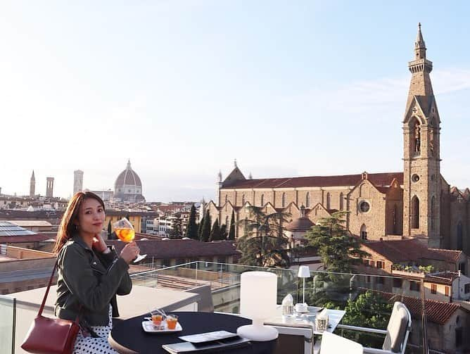 広瀬未花さんのインスタグラム写真 - (広瀬未花Instagram)「と、言うわけで... 私もFirenzeで人気の Empireo Rooftop Barで (@Hotel Plaza Lucchesi Firenze) アペリティーボしちゃいました❤️ ・ アペリティーボで人気なのが、ハーブのリキュールとスパークリングワインで作る「スプリッツ”というカクテル🍸  フィレンツェの美しい夕景と共に頂きまぁ〜〜す♬ ・ はぁ、ロマンチック❤︎❤︎ ・ ・ #夕暮れ時  #食前酒タイム #仕事終わり #ちょっと一杯 #素敵な文化 #エムピレオルーフトップバール #Empireo Rooftop Bar #フィレンツェ #Firenze #イタリア #Italy _ #ABCテレビ #朝日放送テレビ #朝だ生です旅サラダ #土曜朝 #8時 #旅サラダガールズ  #広瀬未花 #海外 #旅 #travel #trip #epoi」6月22日 16時50分 - micahirose