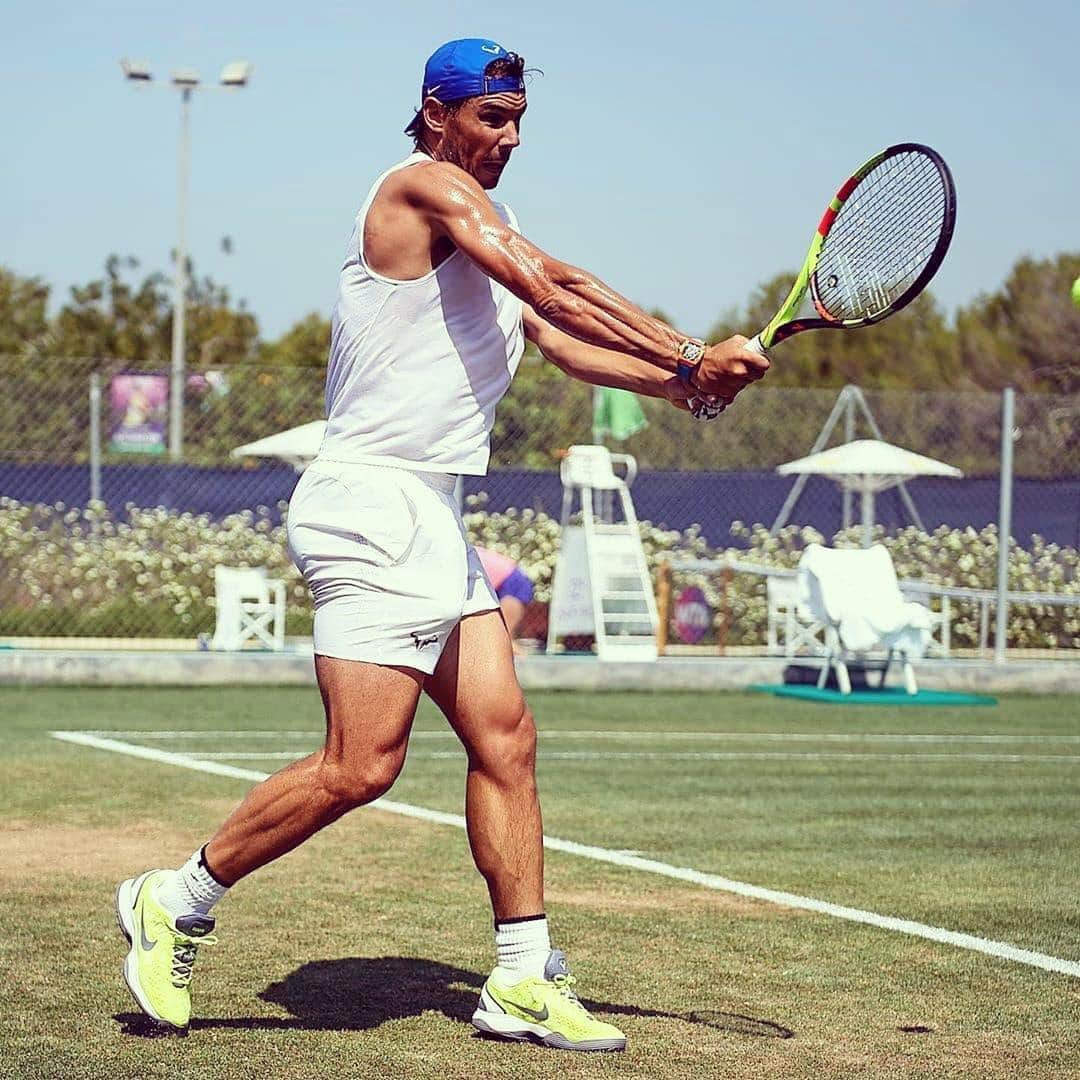 ATP World Tourさんのインスタグラム写真 - (ATP World TourInstagram)「Can @rafaelnadal lift a third @Wimbledon🏆? #Nadal #grasscourt #training #wimbledon #sw19 #tennis #ATPTour」6月22日 17時00分 - atptour