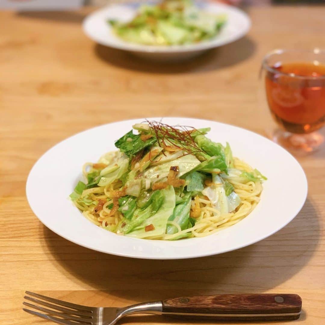 猪鼻ちひろさんのインスタグラム写真 - (猪鼻ちひろInstagram)「🍝❣️ myパスタコレクション。 (というほどちゃんと撮ってなくて少なっ) 妹の家や実家でのランチはだいたい麺！ 実家にいたときもよく作っていたし、 妹の家ではよくパスタ係に任命されて作らされてる🤔  5枚目から急にクオリティが上がったのは、 素晴らしいシェフたちが作ったパスタだからです。笑 正直に言います。 ここだけの話、自分のより全然美味しいです🤗🤫🥺 #1枚目に自分の作ったパスタを載せる勇気 #たらこスパゲティ #大好き #ちひろのごはん #ちひろkitchen #この中で #たらこパスタ  #トマトパスタ は、 #かなり美味しかった 💯 #ペペロンチーノが苦手 #今日のランチ #キャベツとアンチョビのパスタ です #桜えびとニンニクたっぷり入れたよ #でもいつも汁気が足りない」6月22日 17時00分 - inohanachihiro