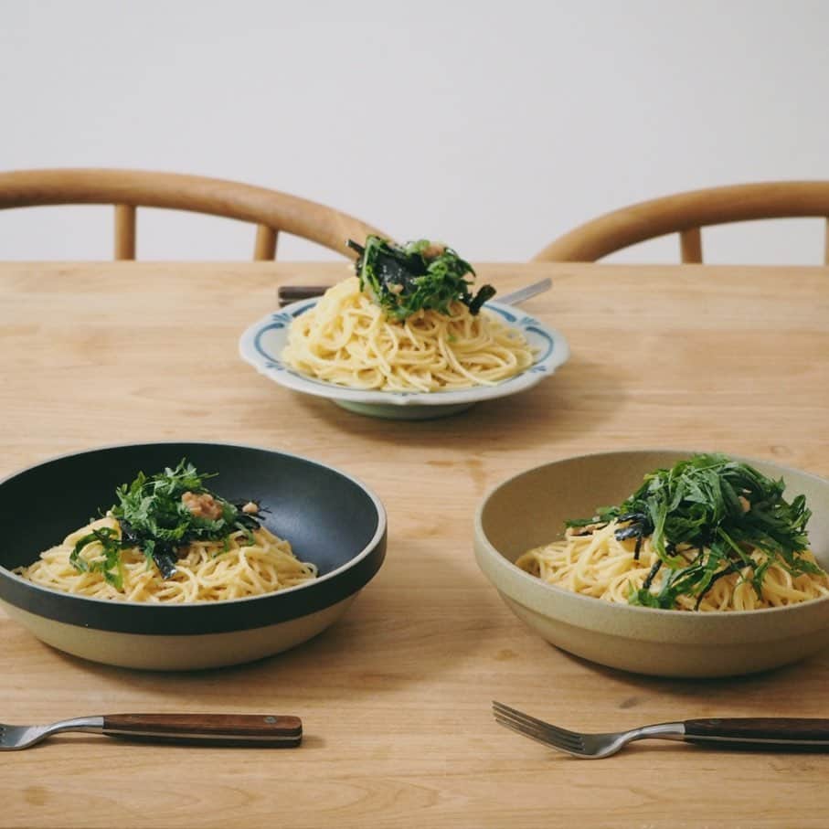 猪鼻ちひろのインスタグラム：「🍝❣️ myパスタコレクション。 (というほどちゃんと撮ってなくて少なっ) 妹の家や実家でのランチはだいたい麺！ 実家にいたときもよく作っていたし、 妹の家ではよくパスタ係に任命されて作らされてる🤔  5枚目から急にクオリティが上がったのは、 素晴らしいシェフたちが作ったパスタだからです。笑 正直に言います。 ここだけの話、自分のより全然美味しいです🤗🤫🥺 #1枚目に自分の作ったパスタを載せる勇気 #たらこスパゲティ #大好き #ちひろのごはん #ちひろkitchen #この中で #たらこパスタ  #トマトパスタ は、 #かなり美味しかった 💯 #ペペロンチーノが苦手 #今日のランチ #キャベツとアンチョビのパスタ です #桜えびとニンニクたっぷり入れたよ #でもいつも汁気が足りない」