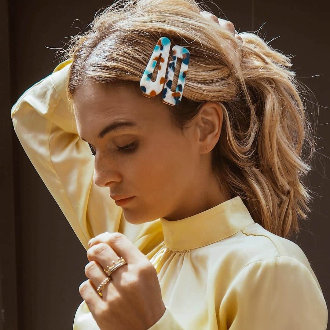 アクセサライズのインスタグラム：「Been to the races? Don't forget to tag us in your dressed-up looks using #Accessorizer! Tap the link in our bio to shop our new season hair clips, slides and bands; the perfect substitute for a traditional fascinator this events season. 📷: @naaomiross. #Accessorize #Accessorizer」