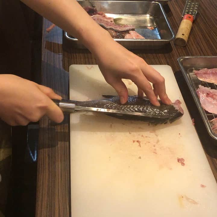 里美ゆりあのインスタグラム：「普通にムズいし指切りたくないから怖い😱 #練習#初日#三枚おろし#魚#fish#出刃包丁」
