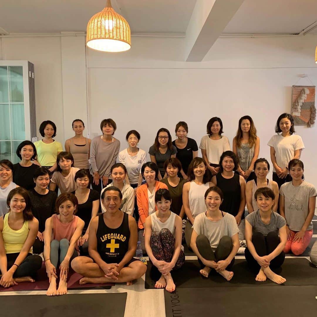 Ken Harakumaさんのインスタグラム写真 - (Ken HarakumaInstagram)「你好上海！謝謝大家！ あっという間の楽しい上海トリップでした！  再見！ ご参加いただいた皆さん、諸々準備いただいたノリコちゃん、ありがとうございました！ @international_yoga_center  #アシュタンガ #kenharakuma #ヨガ #瞑想 #アシュタンガヨガ #ケンハラクマ #ashtangayoga #meditation #マインドフルネス #mindfulness」6月22日 17時11分 - kenharakuma