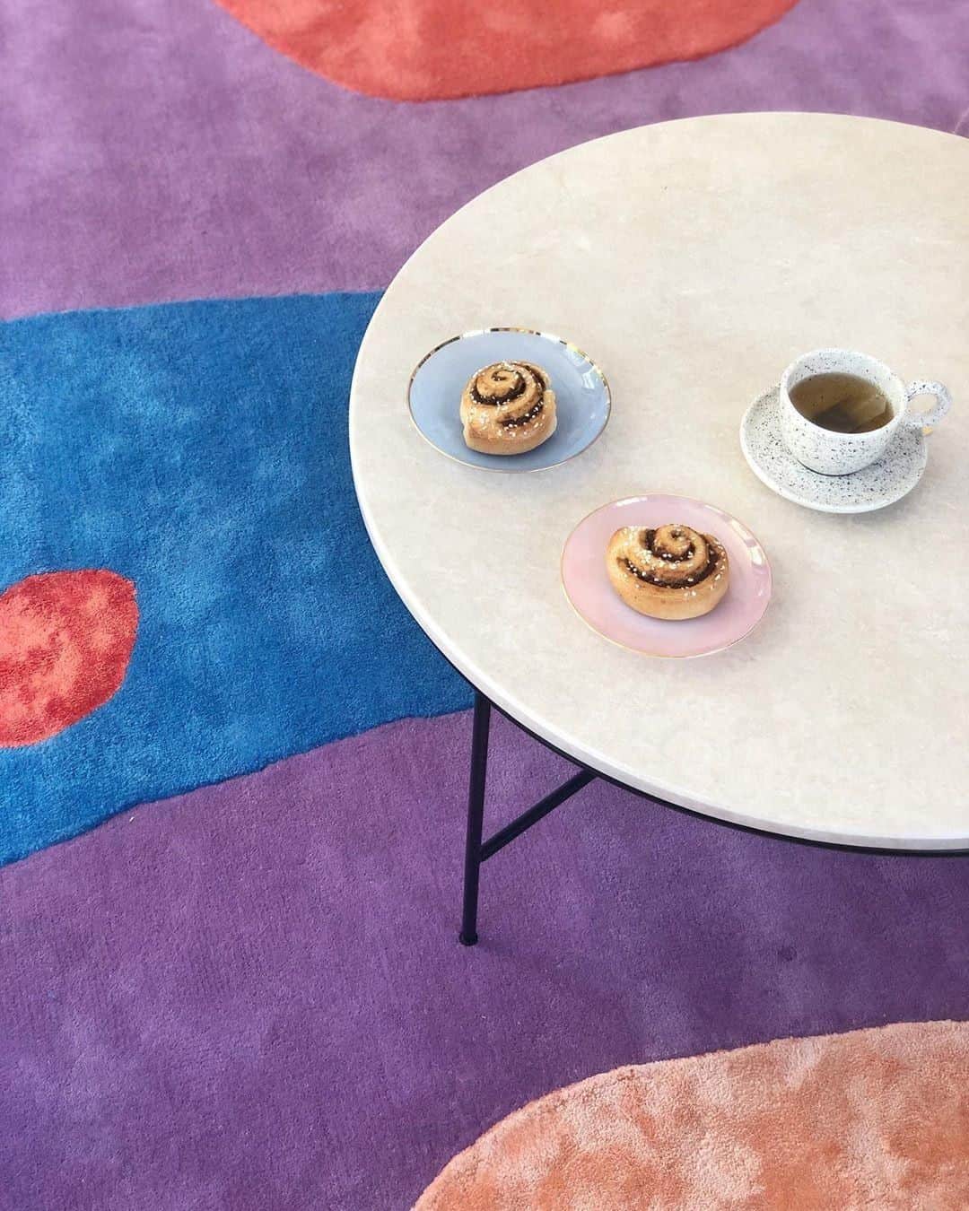 フリッツハンセンさんのインスタグラム写真 - (フリッツハンセンInstagram)「Cream marble and cinnamon sweets  Featuring the Planner™ coffee table by Paul McCobb  Captured by @cathdelichtenberg #fritzhansen」6月22日 17時08分 - fritzhansen