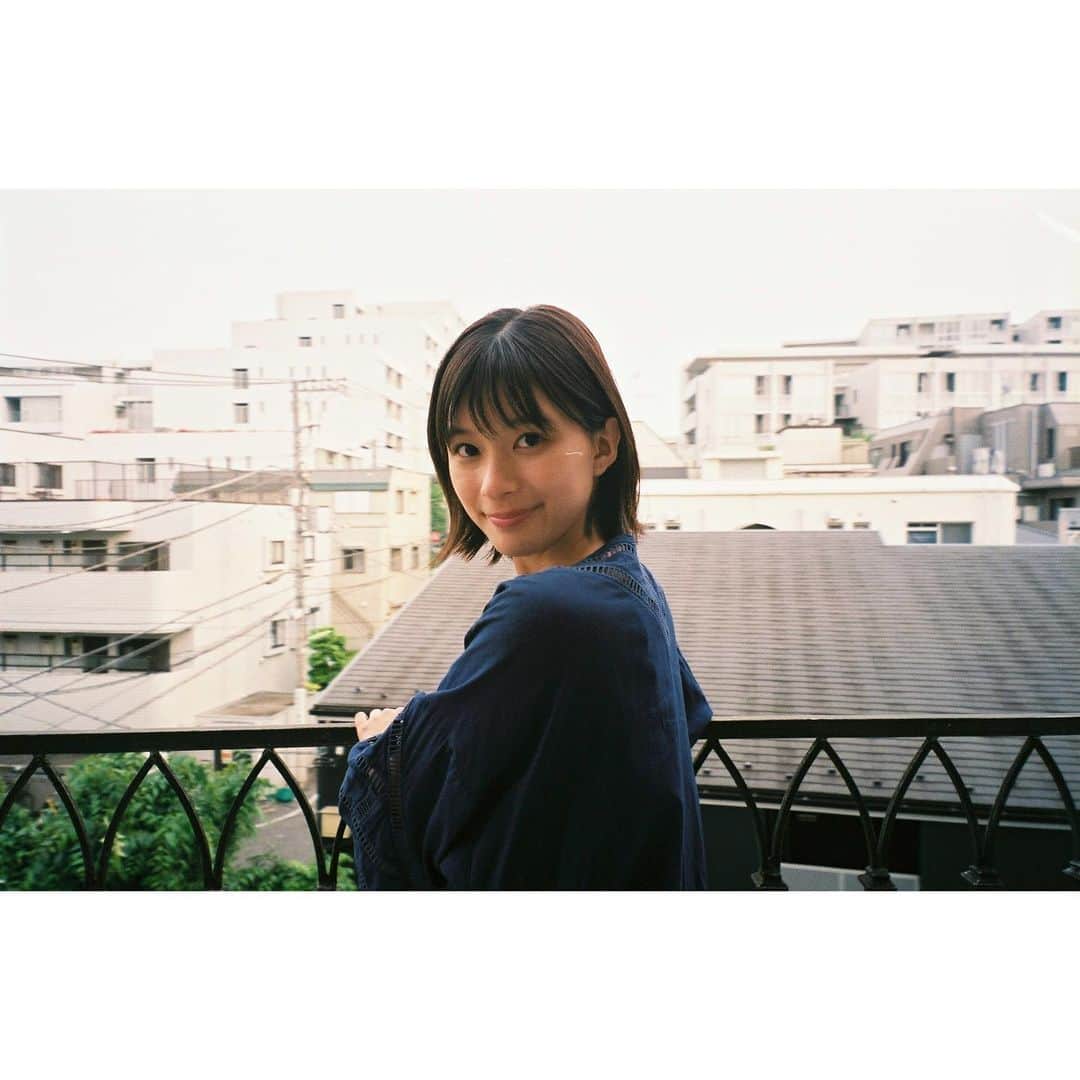 芳根京子さんのインスタグラム写真 - (芳根京子Instagram)「月刊カメラマン 発売中です☺︎ #film」6月22日 17時09分 - yoshinekyoko