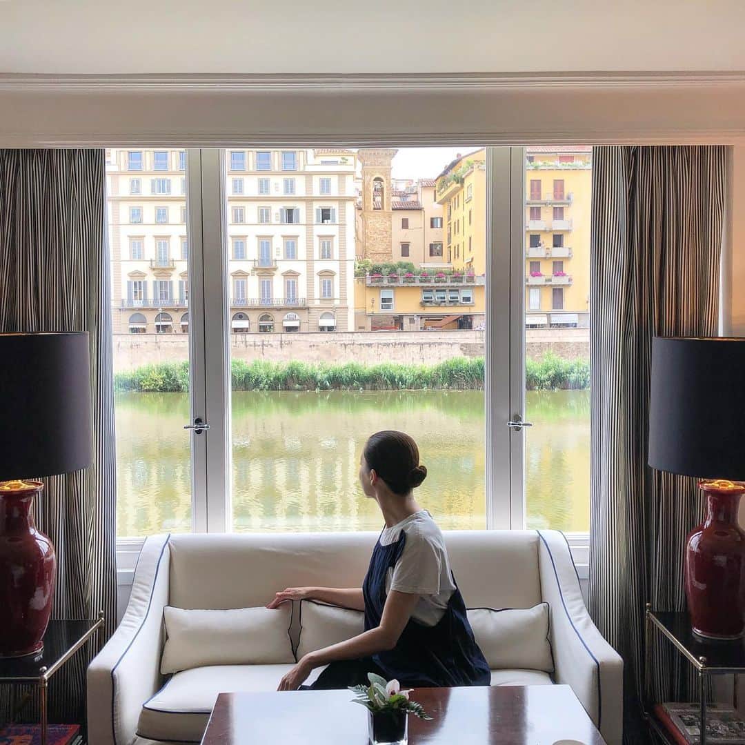 桐島かれんさんのインスタグラム写真 - (桐島かれんInstagram)「フィレンツェでの短期留学を終わらせた次女と落ち合い、家族の夏休みをスタート。旅の始まりは、ここフィレンツェ。アルノ川に面した宿。 #フィレンツェ #イタリア #florence #riverview」6月22日 17時15分 - houseoflotuskaren