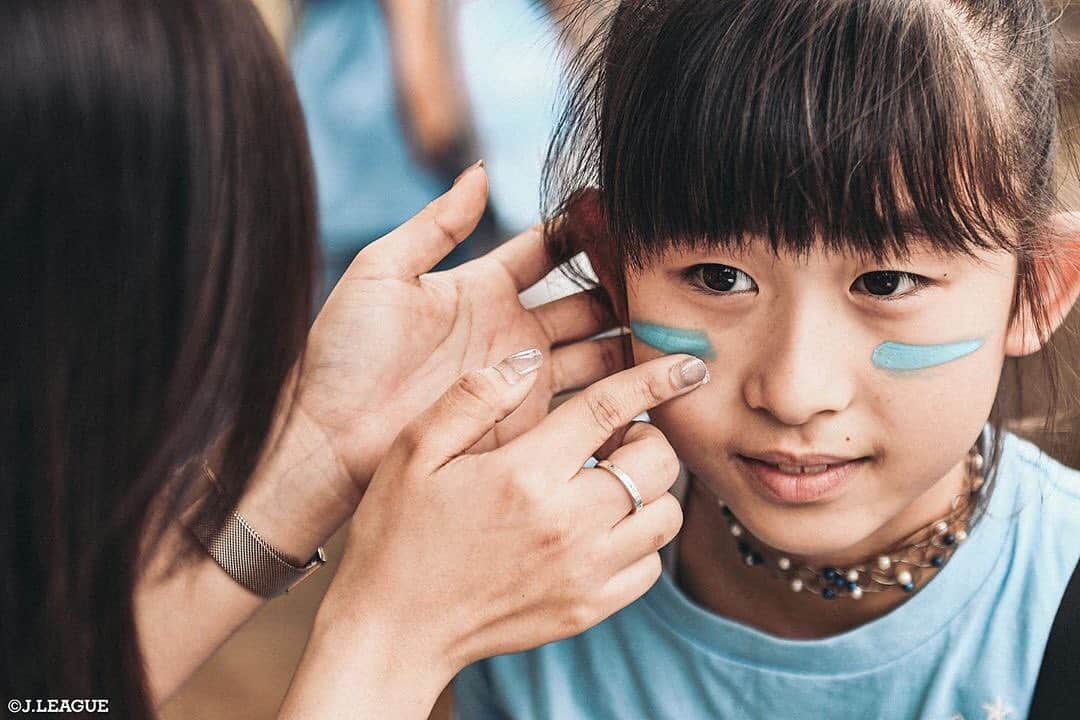 Ｊリーグさんのインスタグラム写真 - (ＪリーグInstagram)「試合前に気合いを入れてメイクアップ💁‍♀️💄✨﻿ ﻿  #明治安田生命Ｊ１リーグ 第１５節﻿﻿﻿﻿﻿﻿﻿﻿﻿﻿﻿ ベストショットをお届け👀✨ ﻿﻿﻿﻿﻿﻿﻿﻿﻿﻿﻿ ﻿﻿﻿﻿﻿﻿﻿﻿﻿﻿﻿ #Ｊリーグ﻿﻿﻿﻿﻿﻿﻿﻿﻿﻿﻿ #jleague﻿﻿﻿﻿﻿﻿﻿ ﻿﻿﻿﻿﻿﻿﻿ #川崎フロンターレ﻿ #サポーター #キッズサポーター #子ども﻿ #かわいい #cute﻿ #フェイスペイント #メイク #ファッション #💄﻿ #bestshot #best﻿﻿ #ベストショット ﻿﻿﻿﻿﻿﻿﻿#ベスト﻿﻿﻿ #ナイスショット #niceshot ﻿﻿#instagood﻿ ﻿﻿﻿ #soccer #soccerphotos #soccerphoto ﻿﻿﻿﻿﻿ #soccerphotography ﻿﻿﻿﻿﻿ #footballer ﻿﻿﻿﻿ #⚽️ #🐬 #👏」6月22日 17時15分 - jleaguejp