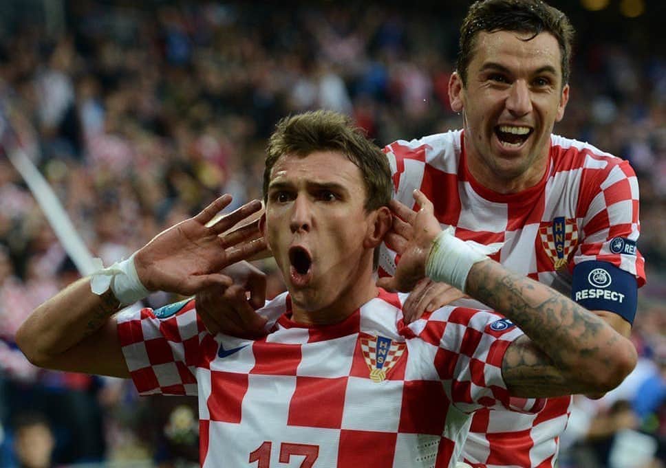 マリオ・マンジュキッチのインスタグラム：「Proživjeli smo puno toga zajedno u dresu 🇭🇷 pa sam imao priliku izbliza vidjeti kakav si nogometaš, suigrač, kapetan i lider 🔝 Možeš biti ponosan na sjajnu karijeru, a ne sumnjam da ćeš nastaviti jednako uspješno na novom poslu 💪🏼 Sretno @darijosrna! #stepbystep #neverstop」