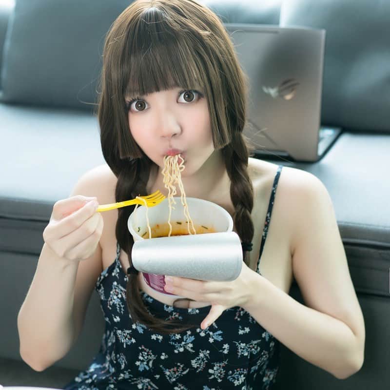 YingTzeさんのインスタグラム写真 - (YingTzeInstagram)「Caption this 😂 Best caption gets a mention at my IG Story! _ One of my Patreon Sets this month : Girl At Home . ❤️ www.patreon.com/yingtze This month I haven’t have time for photoshoot ( because there is too many events happening every week ) but next week I’ll have 3 in a week. Bless me with energy pls ! 😂 _ Tonight streaming Mobile Legends at 8pm-12pm . See you later at my Facebook Page ! ✨ 📸 @17.ambition  #blessed #ytzgaming #ROGMYKOL #patreoncreator」6月22日 17時24分 - yingtze