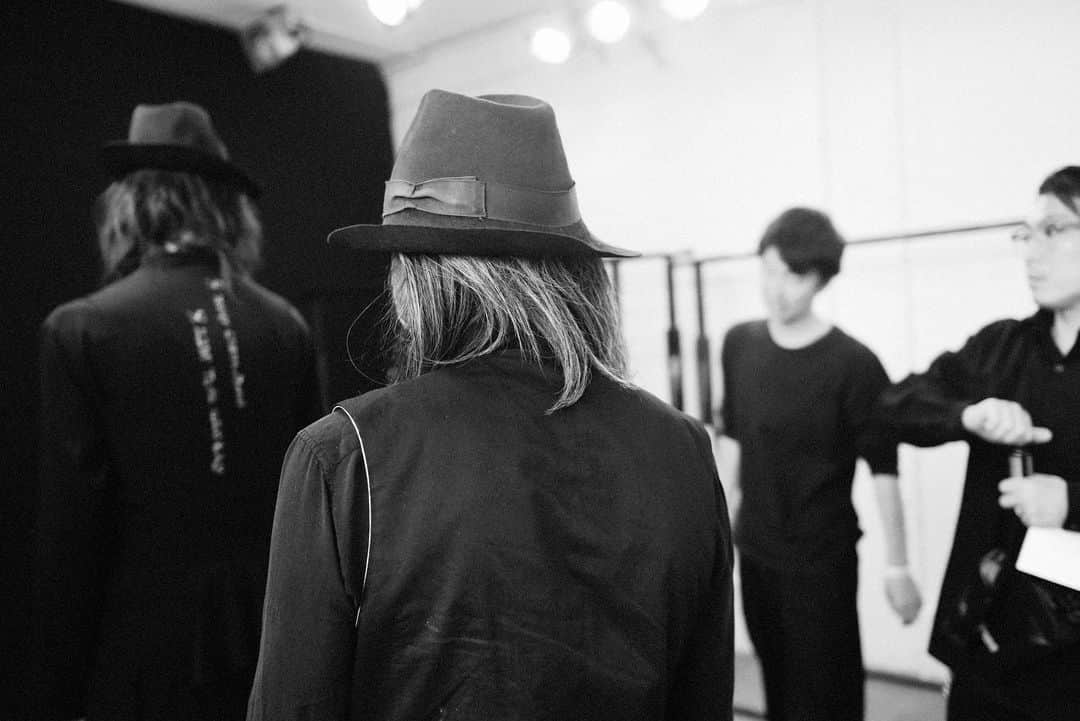 山本耀司さんのインスタグラム写真 - (山本耀司Instagram)「Backstage - Yohji Yamamoto Homme SS20  Photo by @elise_toide  #YohjiYamamoto #SS2020 #Menswear #PFW #MPFW」6月22日 17時24分 - yohjiyamamotoofficial