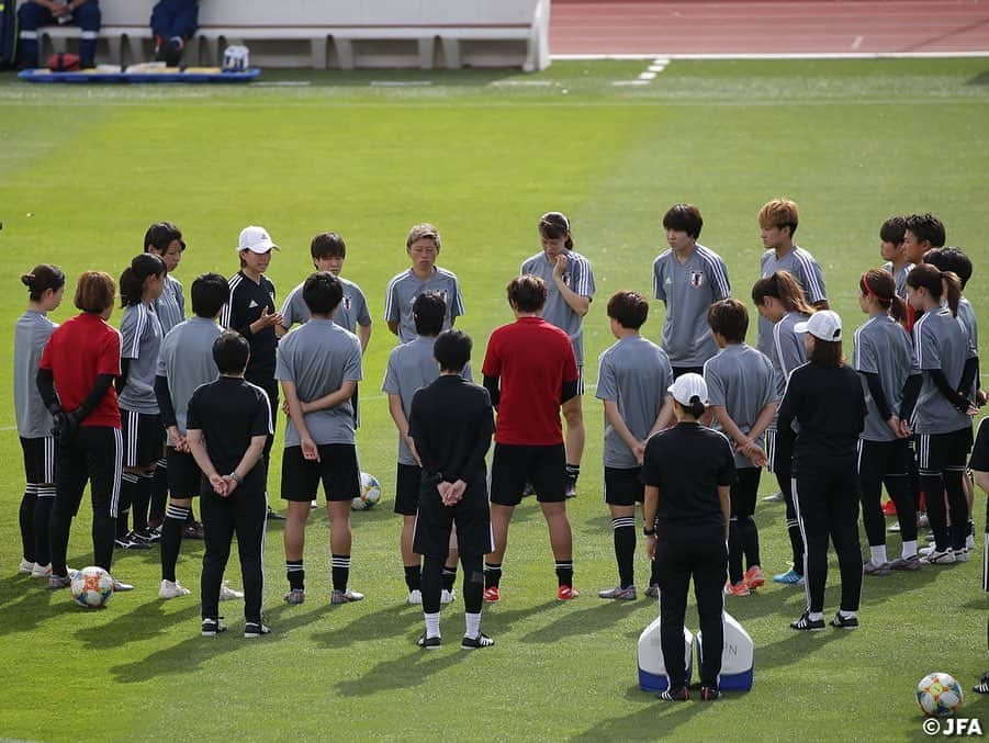 日本サッカー協会さんのインスタグラム写真 - (日本サッカー協会Instagram)「6/21(金)、2日ぶりに全員が集まったトレーニングの前に組まれた円陣の中央で高倉監督は「試合では細かいところが大事になってくる。トレーニングでも自分のプレーひとつひとつを大切に。その積み重ねが試合で発揮される」と話し、勝負の分かれ目が細部に宿っていることを共有してからトレーニングに入りました。 ・ ✍️JFA.jpでは、活動レポートを掲載中！ ・ ＜FIFA女子ワールドカップフランス2019＞ なでしこジャパン🇯🇵試合日程  6/10 25:00｜0-0アルゼンチン🇦🇷 6/14 22:00｜2-1 スコットランド🏴󠁧󠁢󠁳󠁣󠁴󠁿 6/20 04:00｜0-2イングランド🏴󠁧󠁢󠁥󠁮󠁧󠁿 6/26 04:00｜vsオランダ🇳🇱 📺フジテレビ系列、NHK BS、J SPORTSで生中継！ ・ #nadeshiko #世界のなでしこ #なでしこジャパン#FIFAWWC」6月22日 17時27分 - japanfootballassociation