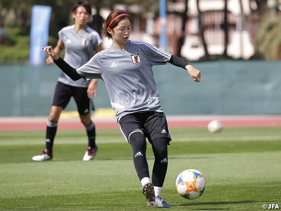 日本サッカー協会さんのインスタグラム写真 - (日本サッカー協会Instagram)「6/21(金)、2日ぶりに全員が集まったトレーニングの前に組まれた円陣の中央で高倉監督は「試合では細かいところが大事になってくる。トレーニングでも自分のプレーひとつひとつを大切に。その積み重ねが試合で発揮される」と話し、勝負の分かれ目が細部に宿っていることを共有してからトレーニングに入りました。 ・ ✍️JFA.jpでは、活動レポートを掲載中！ ・ ＜FIFA女子ワールドカップフランス2019＞ なでしこジャパン🇯🇵試合日程  6/10 25:00｜0-0アルゼンチン🇦🇷 6/14 22:00｜2-1 スコットランド🏴󠁧󠁢󠁳󠁣󠁴󠁿 6/20 04:00｜0-2イングランド🏴󠁧󠁢󠁥󠁮󠁧󠁿 6/26 04:00｜vsオランダ🇳🇱 📺フジテレビ系列、NHK BS、J SPORTSで生中継！ ・ #nadeshiko #世界のなでしこ #なでしこジャパン#FIFAWWC」6月22日 17時27分 - japanfootballassociation