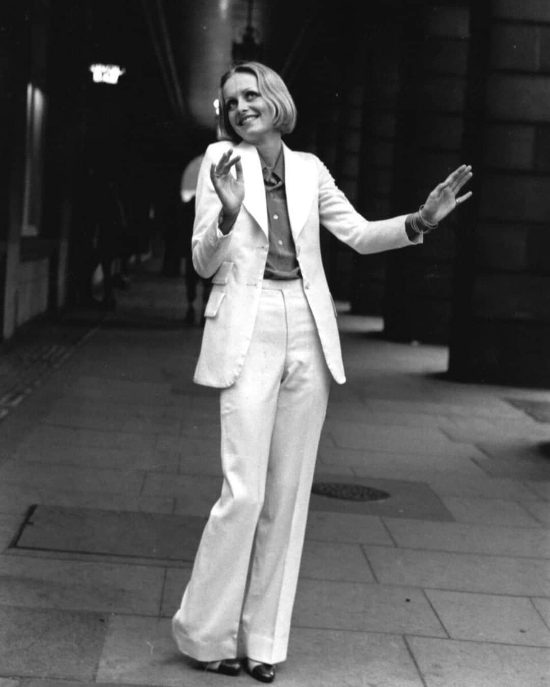 エドワード セクストンさんのインスタグラム写真 - (エドワード セクストンInstagram)「Twiggy in a white Nutter's of Savile Row suit, cut by Edward in 1971. With narrow shoulders, broad lapels and an elegant waisted silhouette, this two-piece would look as chic today as it did then. . #FromTheArchive #Twiggy #1970s #Couture #WomensStyle #Tailored #Womenswear #Suiting #1970sStyle #TheSextonLook」6月22日 17時30分 - edwardsexton