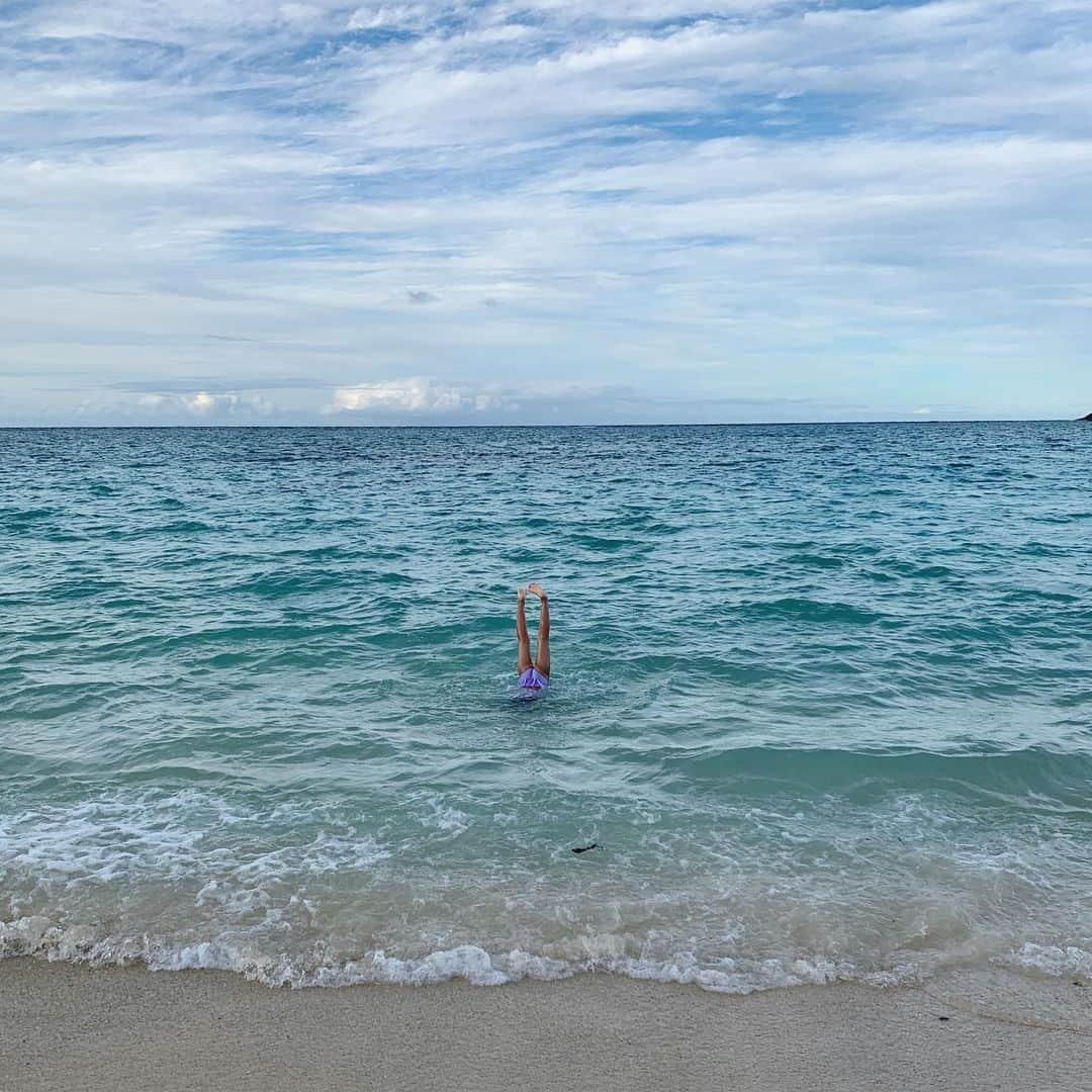 吉川ひなのさんのインスタグラム写真 - (吉川ひなのInstagram)「娘は海が大好きだから、海の中にいれば幸せ❤︎ だってアリエルだもん🧜‍♀️ #娘HawaiiLife #ミドルネームね これは #イルカ さんが バイバイするときみたいな やつ🐬」6月22日 17時30分 - hinanoyoshikawa