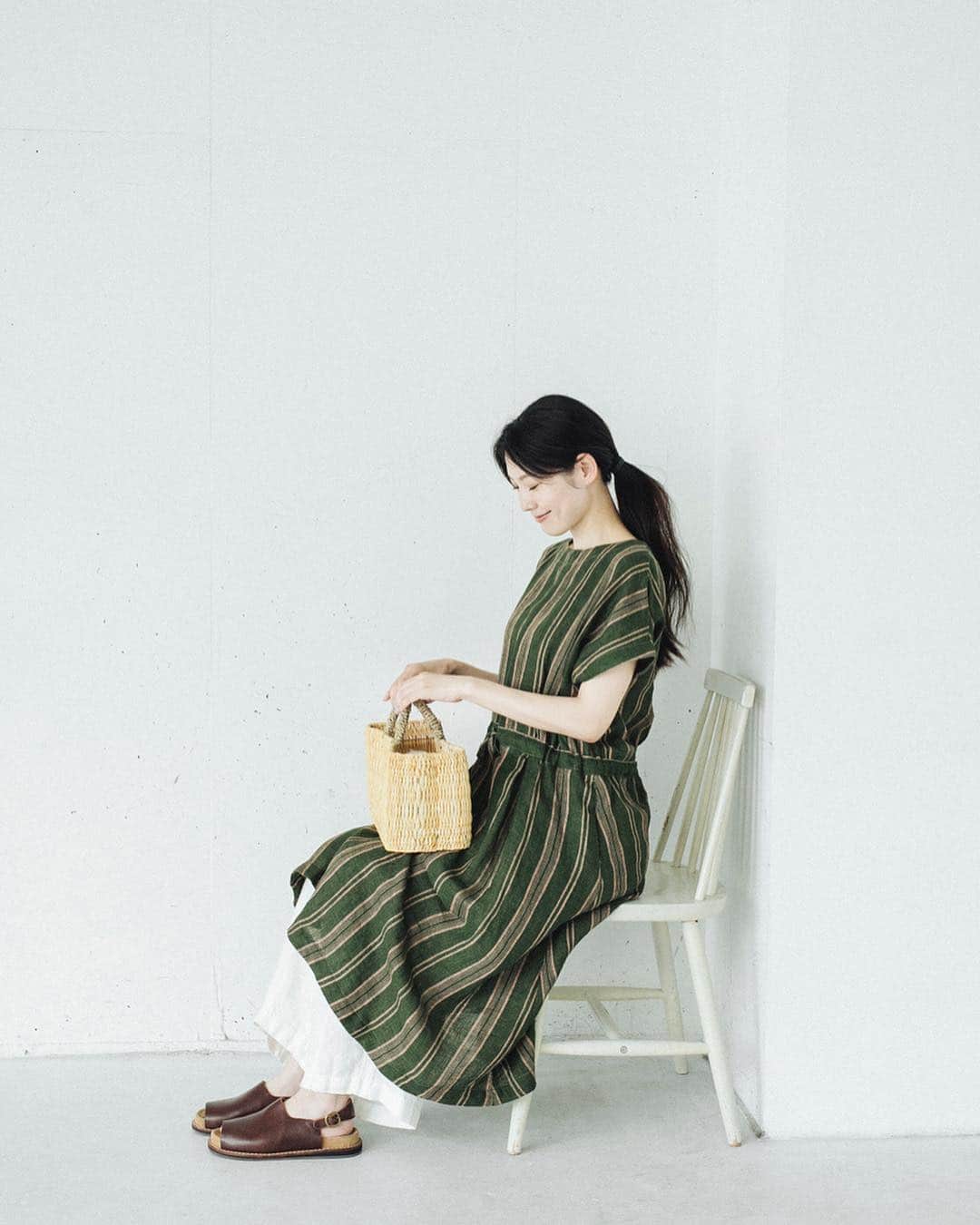 ナチュランさんのインスタグラム写真 - (ナチュランInstagram)「My everyday PANTS ～パンツで過ごす私の毎日～﻿ ﻿ 日々のおしゃれで欠かせないパンツスタイル。﻿ 定番だからこそ、大人として自分らしいこだわりのあるものを選びたい。﻿ 今回はそんなコンセプトのもと、この夏イチオシの洗練された大人のパンツスタイルをご提案します。﻿ ﻿ ﻿ ﻿ -----------﻿﻿﻿﻿﻿﻿﻿ ■コットン/キュプラチノマリンパンツ［MV-2A32-1137-A］﻿ ■ペイズリープリントブラウス［MV-2A32-0732-B］﻿ しっかりとハリのあるブラックのワイドパンツは、印象的なペイズリー柄のトップスと合わせて。﻿ ポケットのボタンがさりげないアクセントに効いています。﻿ ﻿ ﻿ -----------﻿﻿﻿﻿﻿﻿﻿ ■フレンチリネンラシックシャンブレーパンツ［RSC-2A32-1154-A］﻿ ■フレンチリネンストライプ＆ギンガムペプラムブラウス［RSC-2A32-1153-A］﻿ 上質なフレンチリネンの風合いを楽しめるシンプルなグレーのパンツ。﻿ 合わせたギンガムチェックのブラウスももフレンチリネン仕立てで、まとまりのある同素材コーディネート。﻿ ﻿ ﻿ -----------﻿﻿﻿﻿﻿﻿﻿ ■リネンツイル イージーパンツ［FRB-5A32-1011-A］﻿ 定番のブラックカラーのパンツは、カタチ別にそろえておくと、おしゃれの幅が広がってとっても便利。﻿ ラフにも上品にも決まるストレートタイプは、マストな1本です。﻿ ﻿ ﻿ -----------﻿﻿﻿﻿﻿﻿﻿ ■リネンダスティデニム ワイドストロールパンツ［FOR-5A32-1007-A］﻿ ■リネンワッシャーランダムストライプ ウエスト切替ワンピース［FOR-5A32-1006-C］﻿ 夏のおしゃれで欠かせないホワイトのパンツは、ワンピースの裾か覗かせる技ありな着こなしで。﻿ 女性らしいワンピースも、ほんのりカジュアルさが加わり新鮮なスタイルに仕上がります。﻿ ﻿ ﻿ ﻿ ------------------------------﻿﻿﻿﻿﻿﻿﻿ ▶️お買いものは写真内のタグをタップしてくださいね。またはプロフィールからもリンクしています。→@natulan_official﻿﻿﻿﻿﻿﻿﻿ ﻿﻿﻿﻿ ▶️写真内のタグは、販売中でも消えている場合がございます。ぜひ、ナチュランの検索窓から、商品コード又は商品名を、検索してみてくださいね。﻿﻿﻿﻿﻿﻿﻿ ﻿﻿﻿﻿ ▶️プロフィール画面では、季節のおすすめ商品や、再入荷情報をご紹介しています。ぜひ、ご覧くださいませ。→@natulan_official﻿﻿﻿﻿﻿﻿﻿ ﻿﻿﻿﻿﻿﻿﻿ -----------﻿﻿﻿﻿﻿﻿﻿ #lifewear #fashion #今日のコーデ #コーディネート #ファッション #ナチュラル #ナチュラン #natulan #日々の暮らし #暮らしを楽しむ #シンプルライフ #シンプルコーデ #シンプル #夏コーデ #大人女子 #大人コーデ #ナチュラルコーデ #旅の準備 #パンツ #パンツコーデ #ブラウス #ブラウスコーデ #サンダルコーデ @morikimi_morikimi」6月22日 17時32分 - natulan_official