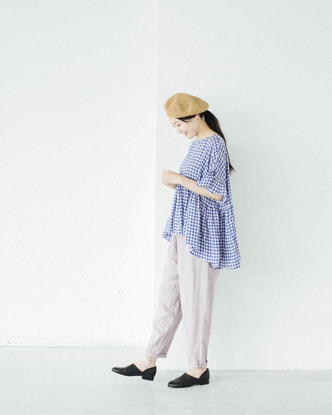 ナチュランさんのインスタグラム写真 - (ナチュランInstagram)「My everyday PANTS ～パンツで過ごす私の毎日～﻿ ﻿ 日々のおしゃれで欠かせないパンツスタイル。﻿ 定番だからこそ、大人として自分らしいこだわりのあるものを選びたい。﻿ 今回はそんなコンセプトのもと、この夏イチオシの洗練された大人のパンツスタイルをご提案します。﻿ ﻿ ﻿ ﻿ -----------﻿﻿﻿﻿﻿﻿﻿ ■コットン/キュプラチノマリンパンツ［MV-2A32-1137-A］﻿ ■ペイズリープリントブラウス［MV-2A32-0732-B］﻿ しっかりとハリのあるブラックのワイドパンツは、印象的なペイズリー柄のトップスと合わせて。﻿ ポケットのボタンがさりげないアクセントに効いています。﻿ ﻿ ﻿ -----------﻿﻿﻿﻿﻿﻿﻿ ■フレンチリネンラシックシャンブレーパンツ［RSC-2A32-1154-A］﻿ ■フレンチリネンストライプ＆ギンガムペプラムブラウス［RSC-2A32-1153-A］﻿ 上質なフレンチリネンの風合いを楽しめるシンプルなグレーのパンツ。﻿ 合わせたギンガムチェックのブラウスももフレンチリネン仕立てで、まとまりのある同素材コーディネート。﻿ ﻿ ﻿ -----------﻿﻿﻿﻿﻿﻿﻿ ■リネンツイル イージーパンツ［FRB-5A32-1011-A］﻿ 定番のブラックカラーのパンツは、カタチ別にそろえておくと、おしゃれの幅が広がってとっても便利。﻿ ラフにも上品にも決まるストレートタイプは、マストな1本です。﻿ ﻿ ﻿ -----------﻿﻿﻿﻿﻿﻿﻿ ■リネンダスティデニム ワイドストロールパンツ［FOR-5A32-1007-A］﻿ ■リネンワッシャーランダムストライプ ウエスト切替ワンピース［FOR-5A32-1006-C］﻿ 夏のおしゃれで欠かせないホワイトのパンツは、ワンピースの裾か覗かせる技ありな着こなしで。﻿ 女性らしいワンピースも、ほんのりカジュアルさが加わり新鮮なスタイルに仕上がります。﻿ ﻿ ﻿ ﻿ ------------------------------﻿﻿﻿﻿﻿﻿﻿ ▶️お買いものは写真内のタグをタップしてくださいね。またはプロフィールからもリンクしています。→@natulan_official﻿﻿﻿﻿﻿﻿﻿ ﻿﻿﻿﻿ ▶️写真内のタグは、販売中でも消えている場合がございます。ぜひ、ナチュランの検索窓から、商品コード又は商品名を、検索してみてくださいね。﻿﻿﻿﻿﻿﻿﻿ ﻿﻿﻿﻿ ▶️プロフィール画面では、季節のおすすめ商品や、再入荷情報をご紹介しています。ぜひ、ご覧くださいませ。→@natulan_official﻿﻿﻿﻿﻿﻿﻿ ﻿﻿﻿﻿﻿﻿﻿ -----------﻿﻿﻿﻿﻿﻿﻿ #lifewear #fashion #今日のコーデ #コーディネート #ファッション #ナチュラル #ナチュラン #natulan #日々の暮らし #暮らしを楽しむ #シンプルライフ #シンプルコーデ #シンプル #夏コーデ #大人女子 #大人コーデ #ナチュラルコーデ #旅の準備 #パンツ #パンツコーデ #ブラウス #ブラウスコーデ #サンダルコーデ @morikimi_morikimi」6月22日 17時32分 - natulan_official