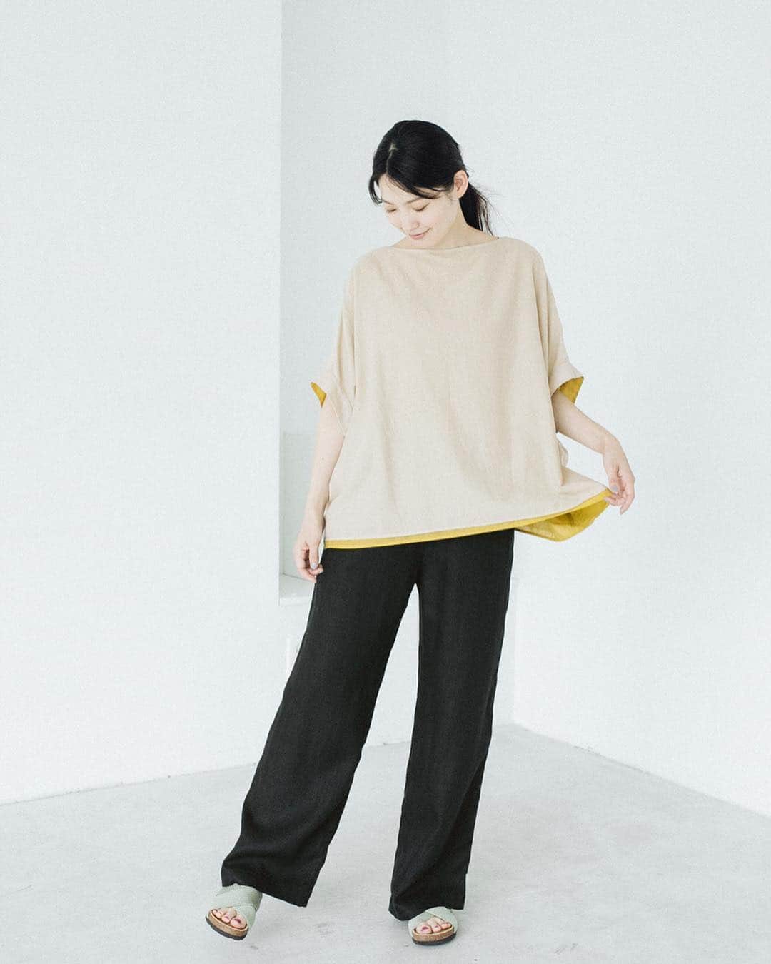ナチュランさんのインスタグラム写真 - (ナチュランInstagram)「My everyday PANTS ～パンツで過ごす私の毎日～﻿ ﻿ 日々のおしゃれで欠かせないパンツスタイル。﻿ 定番だからこそ、大人として自分らしいこだわりのあるものを選びたい。﻿ 今回はそんなコンセプトのもと、この夏イチオシの洗練された大人のパンツスタイルをご提案します。﻿ ﻿ ﻿ ﻿ -----------﻿﻿﻿﻿﻿﻿﻿ ■コットン/キュプラチノマリンパンツ［MV-2A32-1137-A］﻿ ■ペイズリープリントブラウス［MV-2A32-0732-B］﻿ しっかりとハリのあるブラックのワイドパンツは、印象的なペイズリー柄のトップスと合わせて。﻿ ポケットのボタンがさりげないアクセントに効いています。﻿ ﻿ ﻿ -----------﻿﻿﻿﻿﻿﻿﻿ ■フレンチリネンラシックシャンブレーパンツ［RSC-2A32-1154-A］﻿ ■フレンチリネンストライプ＆ギンガムペプラムブラウス［RSC-2A32-1153-A］﻿ 上質なフレンチリネンの風合いを楽しめるシンプルなグレーのパンツ。﻿ 合わせたギンガムチェックのブラウスももフレンチリネン仕立てで、まとまりのある同素材コーディネート。﻿ ﻿ ﻿ -----------﻿﻿﻿﻿﻿﻿﻿ ■リネンツイル イージーパンツ［FRB-5A32-1011-A］﻿ 定番のブラックカラーのパンツは、カタチ別にそろえておくと、おしゃれの幅が広がってとっても便利。﻿ ラフにも上品にも決まるストレートタイプは、マストな1本です。﻿ ﻿ ﻿ -----------﻿﻿﻿﻿﻿﻿﻿ ■リネンダスティデニム ワイドストロールパンツ［FOR-5A32-1007-A］﻿ ■リネンワッシャーランダムストライプ ウエスト切替ワンピース［FOR-5A32-1006-C］﻿ 夏のおしゃれで欠かせないホワイトのパンツは、ワンピースの裾か覗かせる技ありな着こなしで。﻿ 女性らしいワンピースも、ほんのりカジュアルさが加わり新鮮なスタイルに仕上がります。﻿ ﻿ ﻿ ﻿ ------------------------------﻿﻿﻿﻿﻿﻿﻿ ▶️お買いものは写真内のタグをタップしてくださいね。またはプロフィールからもリンクしています。→@natulan_official﻿﻿﻿﻿﻿﻿﻿ ﻿﻿﻿﻿ ▶️写真内のタグは、販売中でも消えている場合がございます。ぜひ、ナチュランの検索窓から、商品コード又は商品名を、検索してみてくださいね。﻿﻿﻿﻿﻿﻿﻿ ﻿﻿﻿﻿ ▶️プロフィール画面では、季節のおすすめ商品や、再入荷情報をご紹介しています。ぜひ、ご覧くださいませ。→@natulan_official﻿﻿﻿﻿﻿﻿﻿ ﻿﻿﻿﻿﻿﻿﻿ -----------﻿﻿﻿﻿﻿﻿﻿ #lifewear #fashion #今日のコーデ #コーディネート #ファッション #ナチュラル #ナチュラン #natulan #日々の暮らし #暮らしを楽しむ #シンプルライフ #シンプルコーデ #シンプル #夏コーデ #大人女子 #大人コーデ #ナチュラルコーデ #旅の準備 #パンツ #パンツコーデ #ブラウス #ブラウスコーデ #サンダルコーデ @morikimi_morikimi」6月22日 17時32分 - natulan_official