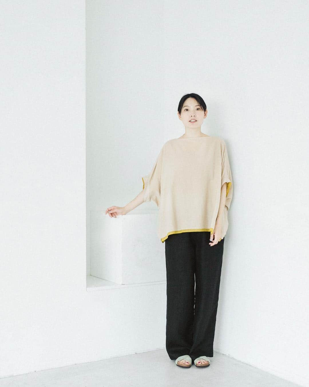 ナチュランさんのインスタグラム写真 - (ナチュランInstagram)「My everyday PANTS ～パンツで過ごす私の毎日～﻿ ﻿ 日々のおしゃれで欠かせないパンツスタイル。﻿ 定番だからこそ、大人として自分らしいこだわりのあるものを選びたい。﻿ 今回はそんなコンセプトのもと、この夏イチオシの洗練された大人のパンツスタイルをご提案します。﻿ ﻿ ﻿ ﻿ -----------﻿﻿﻿﻿﻿﻿﻿ ■コットン/キュプラチノマリンパンツ［MV-2A32-1137-A］﻿ ■ペイズリープリントブラウス［MV-2A32-0732-B］﻿ しっかりとハリのあるブラックのワイドパンツは、印象的なペイズリー柄のトップスと合わせて。﻿ ポケットのボタンがさりげないアクセントに効いています。﻿ ﻿ ﻿ -----------﻿﻿﻿﻿﻿﻿﻿ ■フレンチリネンラシックシャンブレーパンツ［RSC-2A32-1154-A］﻿ ■フレンチリネンストライプ＆ギンガムペプラムブラウス［RSC-2A32-1153-A］﻿ 上質なフレンチリネンの風合いを楽しめるシンプルなグレーのパンツ。﻿ 合わせたギンガムチェックのブラウスももフレンチリネン仕立てで、まとまりのある同素材コーディネート。﻿ ﻿ ﻿ -----------﻿﻿﻿﻿﻿﻿﻿ ■リネンツイル イージーパンツ［FRB-5A32-1011-A］﻿ 定番のブラックカラーのパンツは、カタチ別にそろえておくと、おしゃれの幅が広がってとっても便利。﻿ ラフにも上品にも決まるストレートタイプは、マストな1本です。﻿ ﻿ ﻿ -----------﻿﻿﻿﻿﻿﻿﻿ ■リネンダスティデニム ワイドストロールパンツ［FOR-5A32-1007-A］﻿ ■リネンワッシャーランダムストライプ ウエスト切替ワンピース［FOR-5A32-1006-C］﻿ 夏のおしゃれで欠かせないホワイトのパンツは、ワンピースの裾か覗かせる技ありな着こなしで。﻿ 女性らしいワンピースも、ほんのりカジュアルさが加わり新鮮なスタイルに仕上がります。﻿ ﻿ ﻿ ﻿ ------------------------------﻿﻿﻿﻿﻿﻿﻿ ▶️お買いものは写真内のタグをタップしてくださいね。またはプロフィールからもリンクしています。→@natulan_official﻿﻿﻿﻿﻿﻿﻿ ﻿﻿﻿﻿ ▶️写真内のタグは、販売中でも消えている場合がございます。ぜひ、ナチュランの検索窓から、商品コード又は商品名を、検索してみてくださいね。﻿﻿﻿﻿﻿﻿﻿ ﻿﻿﻿﻿ ▶️プロフィール画面では、季節のおすすめ商品や、再入荷情報をご紹介しています。ぜひ、ご覧くださいませ。→@natulan_official﻿﻿﻿﻿﻿﻿﻿ ﻿﻿﻿﻿﻿﻿﻿ -----------﻿﻿﻿﻿﻿﻿﻿ #lifewear #fashion #今日のコーデ #コーディネート #ファッション #ナチュラル #ナチュラン #natulan #日々の暮らし #暮らしを楽しむ #シンプルライフ #シンプルコーデ #シンプル #夏コーデ #大人女子 #大人コーデ #ナチュラルコーデ #旅の準備 #パンツ #パンツコーデ #ブラウス #ブラウスコーデ #サンダルコーデ @morikimi_morikimi」6月22日 17時32分 - natulan_official
