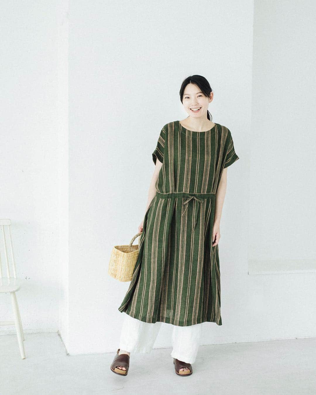 ナチュランさんのインスタグラム写真 - (ナチュランInstagram)「My everyday PANTS ～パンツで過ごす私の毎日～﻿ ﻿ 日々のおしゃれで欠かせないパンツスタイル。﻿ 定番だからこそ、大人として自分らしいこだわりのあるものを選びたい。﻿ 今回はそんなコンセプトのもと、この夏イチオシの洗練された大人のパンツスタイルをご提案します。﻿ ﻿ ﻿ ﻿ -----------﻿﻿﻿﻿﻿﻿﻿ ■コットン/キュプラチノマリンパンツ［MV-2A32-1137-A］﻿ ■ペイズリープリントブラウス［MV-2A32-0732-B］﻿ しっかりとハリのあるブラックのワイドパンツは、印象的なペイズリー柄のトップスと合わせて。﻿ ポケットのボタンがさりげないアクセントに効いています。﻿ ﻿ ﻿ -----------﻿﻿﻿﻿﻿﻿﻿ ■フレンチリネンラシックシャンブレーパンツ［RSC-2A32-1154-A］﻿ ■フレンチリネンストライプ＆ギンガムペプラムブラウス［RSC-2A32-1153-A］﻿ 上質なフレンチリネンの風合いを楽しめるシンプルなグレーのパンツ。﻿ 合わせたギンガムチェックのブラウスももフレンチリネン仕立てで、まとまりのある同素材コーディネート。﻿ ﻿ ﻿ -----------﻿﻿﻿﻿﻿﻿﻿ ■リネンツイル イージーパンツ［FRB-5A32-1011-A］﻿ 定番のブラックカラーのパンツは、カタチ別にそろえておくと、おしゃれの幅が広がってとっても便利。﻿ ラフにも上品にも決まるストレートタイプは、マストな1本です。﻿ ﻿ ﻿ -----------﻿﻿﻿﻿﻿﻿﻿ ■リネンダスティデニム ワイドストロールパンツ［FOR-5A32-1007-A］﻿ ■リネンワッシャーランダムストライプ ウエスト切替ワンピース［FOR-5A32-1006-C］﻿ 夏のおしゃれで欠かせないホワイトのパンツは、ワンピースの裾か覗かせる技ありな着こなしで。﻿ 女性らしいワンピースも、ほんのりカジュアルさが加わり新鮮なスタイルに仕上がります。﻿ ﻿ ﻿ ﻿ ------------------------------﻿﻿﻿﻿﻿﻿﻿ ▶️お買いものは写真内のタグをタップしてくださいね。またはプロフィールからもリンクしています。→@natulan_official﻿﻿﻿﻿﻿﻿﻿ ﻿﻿﻿﻿ ▶️写真内のタグは、販売中でも消えている場合がございます。ぜひ、ナチュランの検索窓から、商品コード又は商品名を、検索してみてくださいね。﻿﻿﻿﻿﻿﻿﻿ ﻿﻿﻿﻿ ▶️プロフィール画面では、季節のおすすめ商品や、再入荷情報をご紹介しています。ぜひ、ご覧くださいませ。→@natulan_official﻿﻿﻿﻿﻿﻿﻿ ﻿﻿﻿﻿﻿﻿﻿ -----------﻿﻿﻿﻿﻿﻿﻿ #lifewear #fashion #今日のコーデ #コーディネート #ファッション #ナチュラル #ナチュラン #natulan #日々の暮らし #暮らしを楽しむ #シンプルライフ #シンプルコーデ #シンプル #夏コーデ #大人女子 #大人コーデ #ナチュラルコーデ #旅の準備 #パンツ #パンツコーデ #ブラウス #ブラウスコーデ #サンダルコーデ @morikimi_morikimi」6月22日 17時32分 - natulan_official