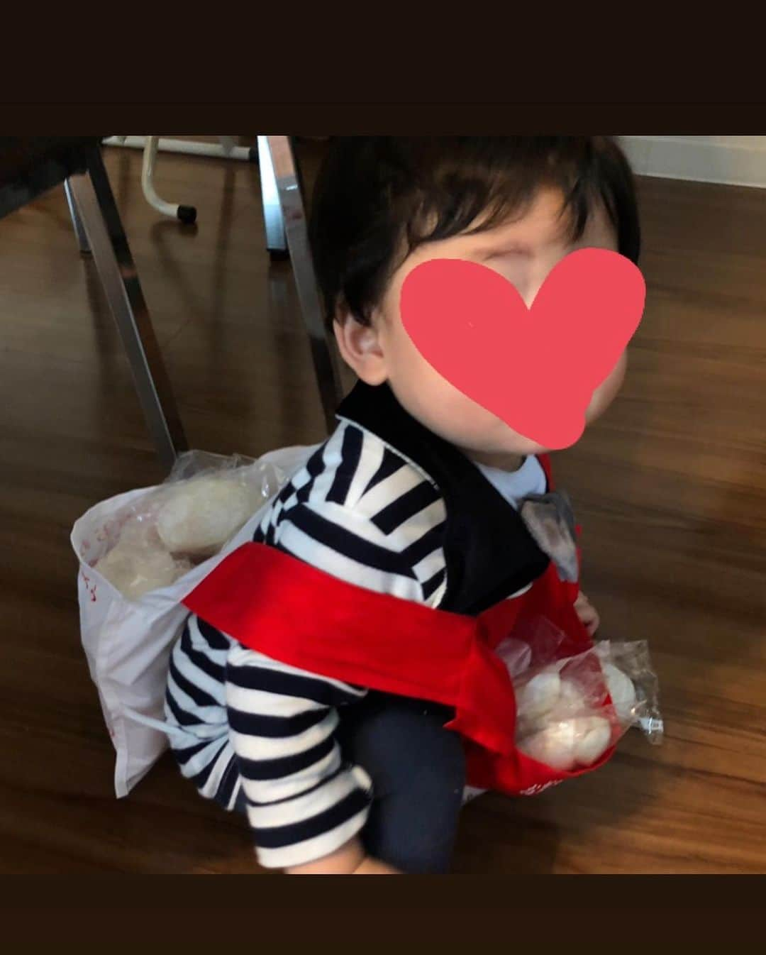 室谷香菜子さんのインスタグラム写真 - (室谷香菜子Instagram)「息子が1歳になりました。  一生食べ物に困らないように、 これからの一生が健やかになるように、 願いを込めて一升餅を背負わせました。  何事もなかったかのようにスタスタ歩く姿には驚き！  母2年目も、一緒に、ゆっくりと成長していきたいと思います⭐️ #HBC #北海道放送 #アナウンサー #息子 #誕生日 #1歳 #1歳の誕生日 #一升餅 #札幌ママ #生誕祭 #飲みまくり」6月22日 17時32分 - hbc_muroyakanako