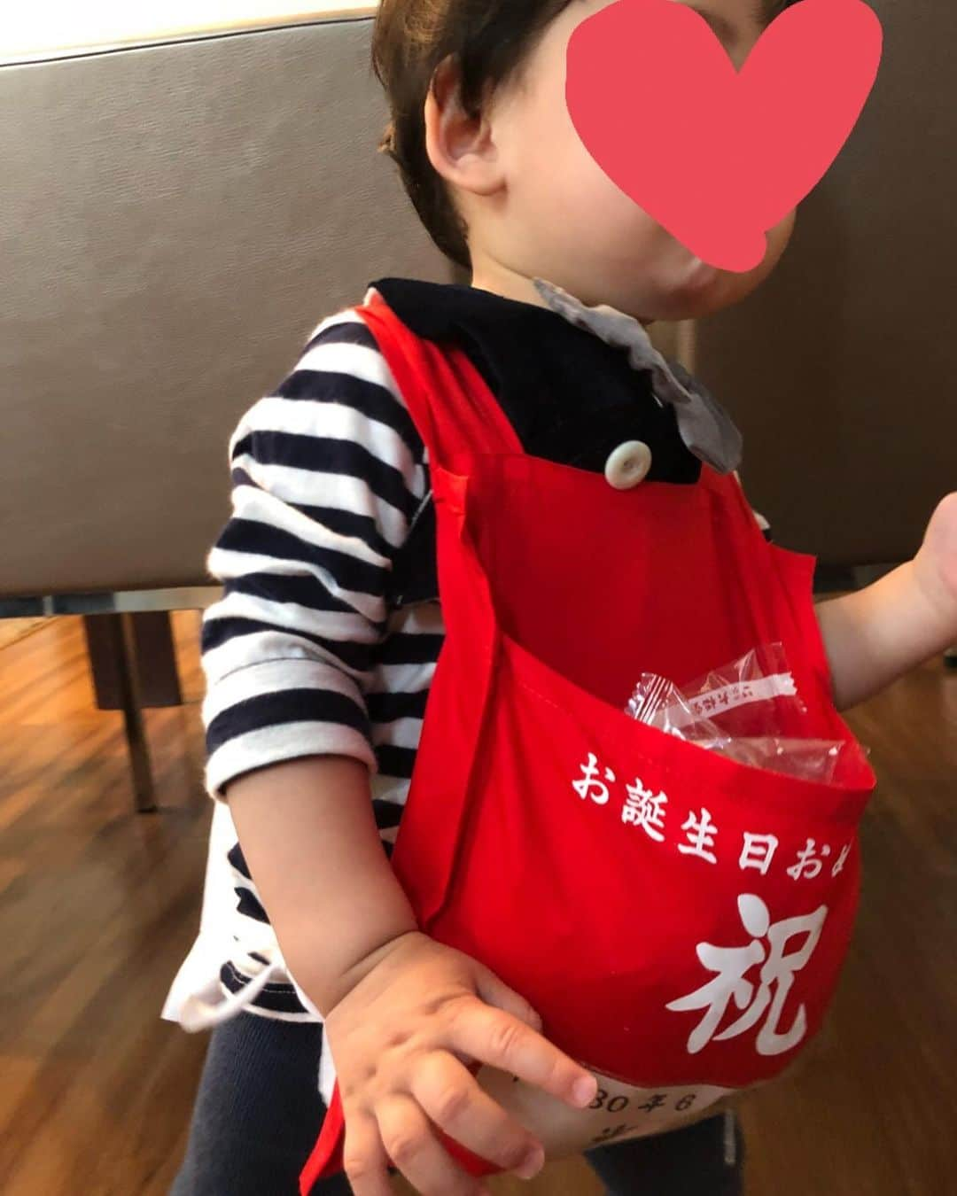 室谷香菜子さんのインスタグラム写真 - (室谷香菜子Instagram)「息子が1歳になりました。  一生食べ物に困らないように、 これからの一生が健やかになるように、 願いを込めて一升餅を背負わせました。  何事もなかったかのようにスタスタ歩く姿には驚き！  母2年目も、一緒に、ゆっくりと成長していきたいと思います⭐️ #HBC #北海道放送 #アナウンサー #息子 #誕生日 #1歳 #1歳の誕生日 #一升餅 #札幌ママ #生誕祭 #飲みまくり」6月22日 17時32分 - hbc_muroyakanako