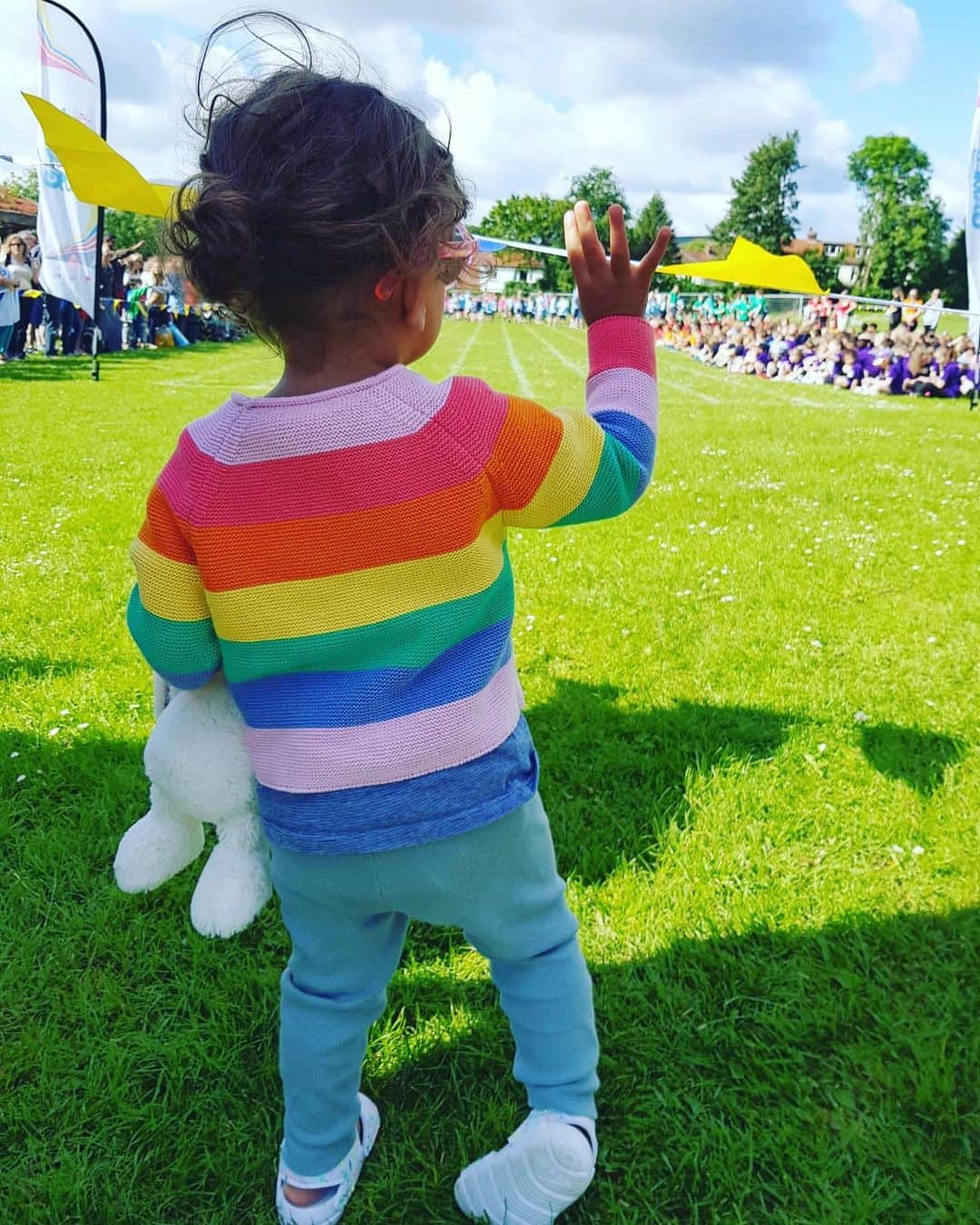 ジェシカ・エニス＝ヒルさんのインスタグラム写真 - (ジェシカ・エニス＝ヒルInstagram)「Reggies no1 fan cheering him on, on his first school sports day 🧡❤️💚💙 it was such a fun day! #growingupfast #schoolsport #siblings」6月22日 17時33分 - jessicaennishill