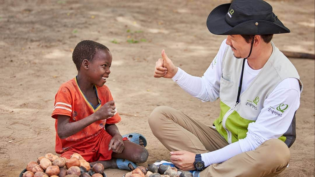 キム・スンスさんのインスタグラム写真 - (キム・スンスInstagram)「. . . AFRICA CHAD GOOD NEIGHBORS NGO VOLUNTEERS . 사진을 보면 미소짓다가 가슴 깊이 마음이 아려옵니다.. 많은 도움이 필요한 아이들 입니다.. MBC희망더하기+굿네이버스와 함께 다음주 화요일(6윌25일 낮 12시25분~1시35분,  30일 새벽1시)에 방송합니다^^ 저 또한 여러가지 방법을 찾고 있습니다.. 이 아이들에게 희망이 되어주세요.. 1577-9510 . #MBC희망더하기#굿네이버스 #아프리카차드 #도움 #봉사 #희망 #부탁드려요 #africa #chad #goodneighbors ngo volunteers」6月22日 17時46分 - kim_seung_soo71