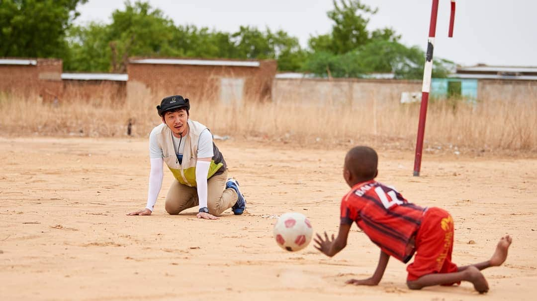 キム・スンスさんのインスタグラム写真 - (キム・スンスInstagram)「. . . AFRICA CHAD GOOD NEIGHBORS NGO VOLUNTEERS . 사진을 보면 미소짓다가 가슴 깊이 마음이 아려옵니다.. 많은 도움이 필요한 아이들 입니다.. MBC희망더하기+굿네이버스와 함께 다음주 화요일(6윌25일 낮 12시25분~1시35분,  30일 새벽1시)에 방송합니다^^ 저 또한 여러가지 방법을 찾고 있습니다.. 이 아이들에게 희망이 되어주세요.. 1577-9510 . #MBC희망더하기#굿네이버스 #아프리카차드 #도움 #봉사 #희망 #부탁드려요 #africa #chad #goodneighbors ngo volunteers」6月22日 17時46分 - kim_seung_soo71